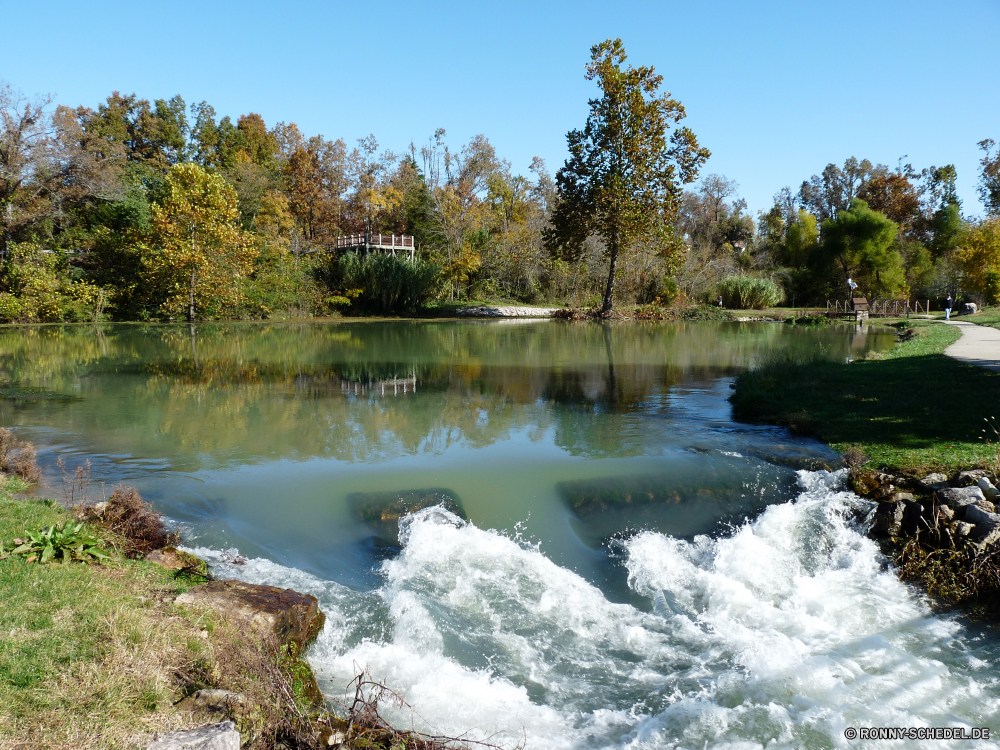 Mammoth Spring State Park Wald Fluss Landschaft Wasser See Land Kanal Körper des Wassers Bäume Baum Reflexion Park Stream Himmel Berg Ufer landschaftlich Teich am See Szenerie Umgebung Gras natürliche Wildnis Sommer im freien im freien Entwicklung des ländlichen Reisen Berge Tourismus Wolken Herbst fallen Hölzer ruhige Frühling Sonne Felsen Holz friedliche Stein Wild Fels Wolke Ruhe Landschaft Blatt nationalen England klar Pflanze Wasserfall Sonnenlicht ruhig Szene Farbe Belaubung Saison Land Landschaften Tal sonnig bunte Becken Creek gelassene fließende geologische formation üppige Sumpf Busch niemand natürliche depression frisch idyllische Reinigen Strömung Kiefer Frieden Urlaub Erholung Barrier Nationalpark Dam Entspannung Rest Ökologie Sonnenuntergang Wiese Urlaub nass Blätter forest river landscape water lake land channel body of water trees tree reflection park stream sky mountain shore scenic pond lakeside scenery environment grass natural wilderness summer outdoors outdoor rural travel mountains tourism clouds autumn fall woods tranquil spring sun rocks wood peaceful stone wild rock cloud calm countryside leaf national england clear plant waterfall sunlight quiet scene color foliage season country scenics valley sunny colorful basin creek serene flowing geological formation lush swamp bush nobody natural depression fresh idyllic clean flow pine peace vacation recreation barrier national park dam relaxation rest ecology sunset meadow holiday wet leaves