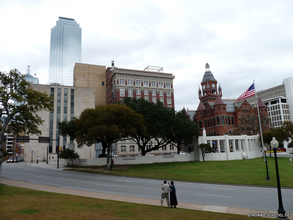 Dallas Universität Architektur Gebäude Stadt Palast Haus Himmel Urban Kirche Wahrzeichen Residenz Reisen Fluss aussenansicht Kuppel Gebäude Struktur Turm Hauptstadt Geschichte Kathedrale Stadt historischen Tourismus alt Stadtansicht berühmte Denkmal Straße Religion Regierung Kultur Backstein Fassade Stein Wohnung Platz Schloss Innenstadt Skyline Wasser Flag Zentrum religiöse Mauer Hochschule Landschaft Gras Bau Wolken macht nationalen Büro Museum Städte Nacht Szene Park Wolkenkratzer Landkreis Wolke England groß historische moderne Sommer Fenster Bäume architektonische Wolkenkratzer Gold Licht Straße Tag university architecture building city palace house sky urban church landmark residence travel river exterior dome buildings structure tower capital history cathedral town historic tourism old cityscape famous monument street religion government culture brick facade stone dwelling square castle downtown skyline water flag center religious wall college landscape grass construction clouds power national office museum cities night scene park skyscrapers district cloud england tall historical modern summer window trees architectural skyscraper gold light road day