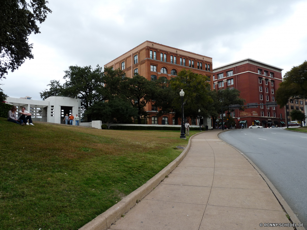 Dallas Straße Himmel Gebäude Architektur Straße Haus Kreuzung Universität Reisen Landschaft Autobahn Stadt Asphalt Startseite Bäume Struktur Bürgersteig Baum Gras Auto Sommer Transport Bau Immobilien Laufwerk Urban Wolken Schnellstraße Park Entwicklung des ländlichen Eigenschaft sonnig leere Wasser aussenansicht Bahnhof Urlaub Land Backstein Gebäude Wolke Residenz Strecke fahren landschaftlich Neu Art und Weise Verkehr Real Reise Ziel Linie im freien Horizont Tourismus im freien Suburban moderne Spur Schule Pfad Reise Terminal Fahrzeug Stadt Geschwindigkeit Wahrzeichen Szenerie Dorf Bahnhof Autobahn Häuser Wald Szene Zentrum Richtung Perspektive alt traditionelle Verkehr Sonne Tag Meer Biegung Bewegung Wohn Auto Rasen Feld Süden Ozean Land Licht Garten Fluss road sky building architecture street house intersection university travel landscape highway city asphalt home trees structure sidewalk tree grass car summer transportation construction estate drive urban clouds expressway park rural property sunny empty water exterior railway station vacation country brick buildings cloud residence route driving scenic new way traffic real journey destination line outdoor horizon tourism outdoors suburban modern lane school path trip terminal vehicle town speed landmark scenery village station freeway houses forest scene center direction perspective old traditional transport sun day sea bend motion residential auto lawn field south ocean land light garden river