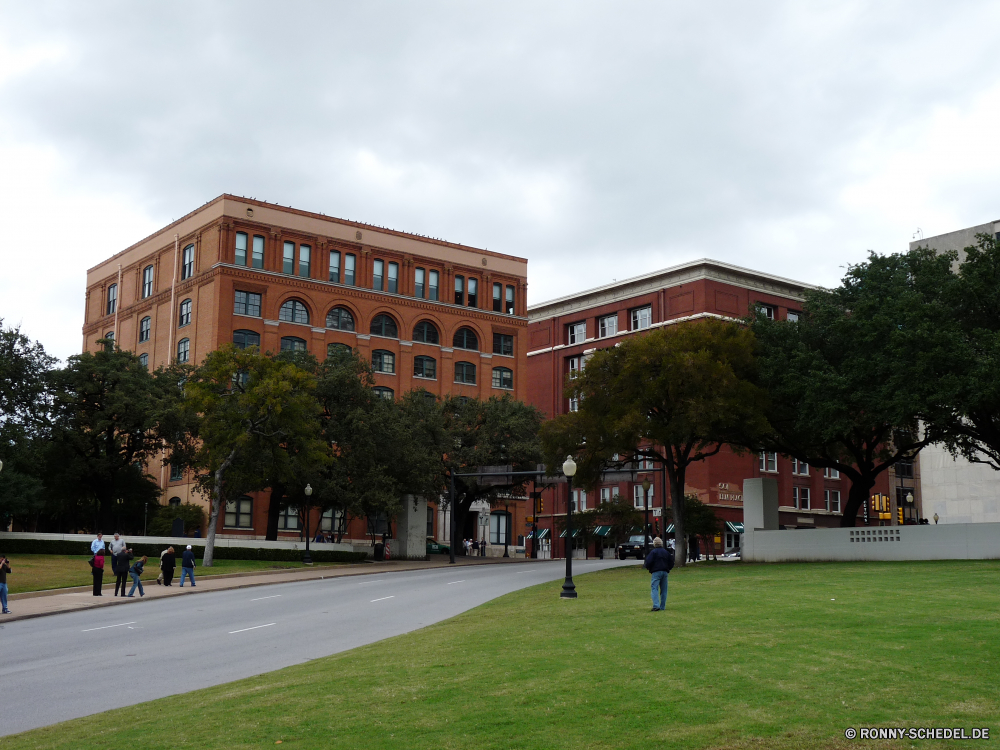 Dallas Gebäude Universität Architektur Hochschule Haus Stadt Schule Palast Himmel Struktur Residenz Wahrzeichen Reisen historischen Startseite Gras alt Tourismus Geschichte Bau Backstein Denkmal Kirche Urban Fenster Turm berühmte Straße Kuppel Sommer Wohnung aussenansicht Landschaft Park Rasen Stadt sonnig Kultur Baum Hauptstadt historische Flag traditionelle Religion Regierung Bäume Königliche Wohn Gebäude Stein Tourist Garten Museum moderne Eigenschaft Schloss Fassade nationalen Neu architektonische Wolke Dach Büro Stadtansicht Wolken Gehäuse Platz Platz Straße Herrenhaus Politik Kathedrale Hof Häuser Windows Lampe Zentrum building university architecture college house city school palace sky structure residence landmark travel historic home grass old tourism history construction brick monument church urban window tower famous street dome summer dwelling exterior landscape park lawn town sunny culture tree capital historical flag traditional religion government trees royal residential buildings stone tourist garden museum modern property castle facade national new architectural cloud roof office cityscape clouds housing place square road mansion politics cathedral yard houses windows lamp center