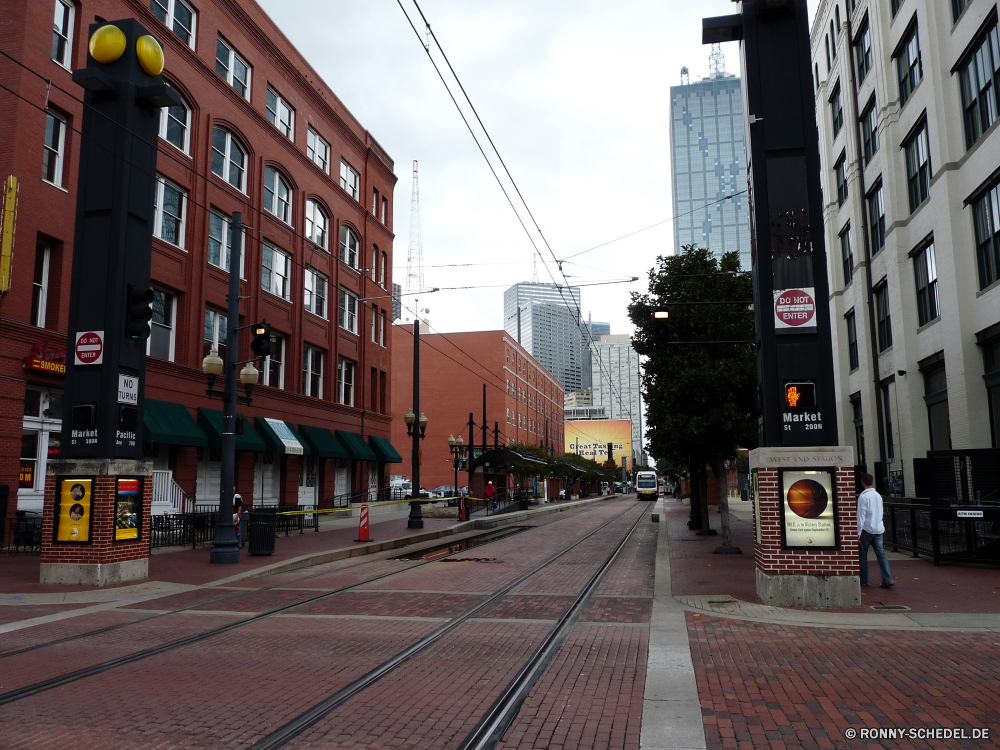 Dallas Straßenbahn Radfahrzeug Stadt Vermittlung Fahrzeug Straßenbahn Straße Urban Architektur Gebäude Reisen Auto Semaphore Zug Straße Gebäude Transport Schiene Track Apparat Verkehr PKW Autos Stadt Himmel Verkehr Eisenbahn Eisenbahn alt Innenstadt Bahnhof Stadtansicht Ausrüstung Nacht Zentrum Tourismus Industrie moderne Licht Turm Struktur Geschwindigkeit Windows Szene Elektro aussenansicht Fenster Industrielle Fracht Lokomotive Art und Weise Geschäftsviertel historischen Haus Transit Wolkenkratzer Fracht Häuser Motor Linie Backstein Bürgersteig Glas Geschäft Wahrzeichen Schienen hoch Lampe Mauer Laufwerk macht Lichter Brücke Reflexion Metall wichtigsten Landkreis Bau Kabel Immobilien Skyline Stein Reise Büro Zeile Landschaft Tourist Stahl Wolkenkratzer Tag streetcar wheeled vehicle city conveyance vehicle tramway street urban architecture building travel car semaphore train road buildings transportation rail track apparatus transport passenger car cars town sky traffic railroad railway old downtown station cityscape equipment night center tourism industry modern light tower structure speed windows scene electric exterior window industrial freight locomotive way business district historic house transit skyscrapers cargo houses engine line brick sidewalk glass business landmark rails high lamp wall drive power lights bridge reflection metal main district construction cable estate skyline stone journey office row landscape tourist steel skyscraper day