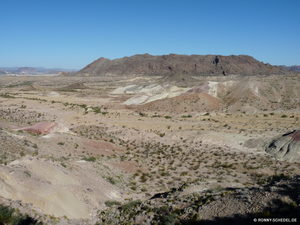 Big Bend National Park Hochland Wüste Landschaft Berg Fels Himmel Berge Land Sand Reisen trocken Stein Steppe Park Schlucht Bereich Tal nationalen Hügel Krater Wildnis Reiner Geologie landschaftlich Tourismus geologische formation natürliche depression Arid im freien Aufstieg niemand im freien Wärme Sommer Hügel Spitze heiß Felsen Klippe Steigung Sandstein Gelände Extreme Bereich Umgebung Straße Wolken Knoll Vulkan Aushöhlung Szenerie Tag Landschaften Wolke Dürre Braun Abenteuer natürliche Wild Reise Erde karge Schmutz Szene Düne Grab Fluss Bildung Panorama Grat Klima Farbe gelb Insel Horizont Urlaub Naher Osten geologische vulkanische hoch in der Nähe bunte leere Orange Ziel Osten Ökologie Muster Wahrzeichen Sonne Entwicklung des ländlichen Südwesten Boden Schlucht Touristische Toten Westen Einsamkeit Steine Reise Tourist Landschaft Boden highland desert landscape mountain rock sky mountains land sand travel dry stone steppe park canyon range valley national hill crater wilderness plain geology scenic tourism geological formation natural depression arid outdoors ascent nobody outdoor heat summer hills peak hot rocks cliff slope sandstone terrain extreme area environment road clouds knoll volcano erosion scenery day scenics cloud drought brown adventure natural wild journey earth barren dirt scene dune grave river formation panorama ridge climate color yellow island horizon vacation middle east geological volcanic high near colorful empty orange destination east ecology pattern landmark sun rural southwest ground ravine touristic dead west solitude stones trip tourist countryside soil