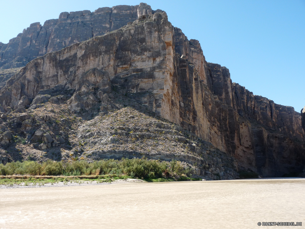 Big Bend National Park Klippe geologische formation Berg Fels Landschaft Reisen Schlucht Stein Tourismus Park Himmel Berge nationalen Wüste Sandstein im freien landschaftlich Bereich Felsen Wildnis Tal Sand Wahrzeichen Hügel Sommer natürliche Bildung Geologie Szenerie Ziel Umgebung Wasser Tourist Wolken Landschaften Fluss Steine im freien Antike Festung alt Bereich Urlaub Klippen Meer Schloss felsigen Panorama Mauer Baum Sonne Szene Hochland Farbe Strand Hügel Spitze Knoll Ringwall Architektur historischen Lineal Küste Geschichte geologische Gebäude Reiseziele Panorama Grat natürliche Höhe niemand Wald Südwesten Touristische reservieren Wild Westen Einsamkeit Tag Urlaub Reise Vorgebirge berühmte Steigung ruhige Aushöhlung Gras Land hoch Ruine Wolke Land heiß Küste Süden Denkmal Turm Sonnenlicht natürliche depression vertikale cliff geological formation mountain rock landscape travel canyon stone tourism park sky mountains national desert sandstone outdoors scenic range rocks wilderness valley sand landmark hill summer natural formation geology scenery destination environment water tourist clouds scenics river stones outdoor ancient fortress old area vacation cliffs sea castle rocky panoramic wall tree sun scene highland color beach hills peak knoll rampart architecture historic ruler coast history geological building destinations panorama ridge natural elevation nobody forest southwest touristic reserve wild west solitude day holiday trip promontory famous slope tranquil erosion grass country high ruin cloud land hot coastline south monument tower sunlight natural depression vertical