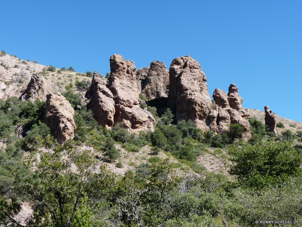 Big Bend National Park Berg Fels Landschaft Stein Reisen Himmel Tourismus Klippe Berge Schloss Felsen Geschichte alt Antike Park Hügel Wildnis Urlaub Knoll Wahrzeichen Wolken Sommer Baum landschaftlich im freien Schlucht Struktur im freien Festung Ringwall Megalith hoch geologische formation Tal Tourist Befestigung nationalen felsigen Steigung Gras natürliche Linie Architektur Steine Ziel Wüste Mauer Gebäude Ruine Aufstieg historischen Sandstein Ruine Bäume Panorama Wald Landschaften Gedenkstätte Grat Hügel historische Wolke Szenerie Umgebung Bildung Pflanze Geologie reservieren Spitze Wandern Land Tag niemand Sand mittelalterliche Meer Bereich Bereich berühmte Farbe Horizont Turm Fluss Wild Touristische Gelände Erbe Einsamkeit Kultur Defensive Struktur Denkmal Rau Sonne Kloster Küste Urlaub Sonnenlicht mountain rock landscape stone travel sky tourism cliff mountains castle rocks history old ancient park hill wilderness vacation knoll landmark clouds summer tree scenic outdoors canyon structure outdoor fortress rampart megalith high geological formation valley tourist fortification national rocky slope grass natural line architecture stones destination desert wall building ruin ascent historic sandstone ruins trees panoramic forest scenics memorial ridge hills historical cloud scenery environment formation plant geology reserve peak hiking land day nobody sand medieval sea area range famous color horizon tower river wild touristic terrain heritage solitude culture defensive structure monument rough sun monastery coast holiday sunlight