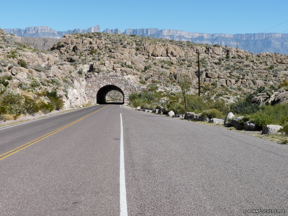 Big Bend National Park Straße Aufstieg Landschaft Berg Steigung Autobahn Reisen Himmel Biegung Asphalt Berge Laufwerk Reise Entwicklung des ländlichen Transport Art und Weise Reise Park landschaftlich Horizont Strecke Straße Fels Sommer fahren Tunnel Wolken Geschwindigkeit Verkehr im freien Bäume Spur Land Kurve Verkehr Wolke Szenerie Linie Hügel Wüste leere Auto Ziel Baum Bereich im freien Durchgang Perspektive Gras Wald Autobahn Bewegung nationalen Durchgang Landschaft Stein Asphalt Tal Schnellstraße Verschieben Tourismus Richtung Felsen Szene Tag Fahrbahn Entfernung Umgebung Hügel Urlaub Hochland Knoll niemand lange Öffnen Pflaster Auto hoch Fahrzeug sonnig Feld Freiheit Alp voran Autobahn Spitze Landschaften Süden schnell Land trocken Mauer Sand natürliche Geologie Pfad Bewegung Nach oben friedliche Klippe Sonne Farbe Festung Linien Wildnis road ascent landscape mountain slope highway travel sky bend asphalt mountains drive journey rural transportation way trip park scenic horizon route street rock summer driving tunnel clouds speed traffic outdoors trees lane country curve transport cloud scenery line hill desert empty car destination tree range outdoor passage perspective grass forest freeway motion national passageway countryside stone tarmac valley expressway moving tourism direction rocks scene day roadway distance environment hills vacation highland knoll nobody long open pavement auto high vehicle sunny field freedom alp ahead motorway peak scenics south fast land dry wall sand natural geology path movement top peaceful cliff sun color fortress lines wilderness