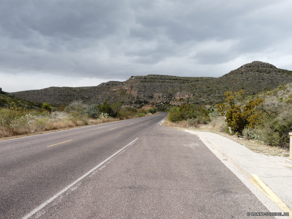 Carlsbad Caverns National Park Biegung Straße Autobahn Asphalt Landschaft Himmel Reisen Schnellstraße Reise Laufwerk Transport leere Entwicklung des ländlichen Horizont Strecke Reise Berg Wolke Berge Geschwindigkeit landschaftlich Art und Weise Verkehr Autobahn Wolken Szenerie Linie Auto Straße Land Gras Verkehr Perspektive Wald Richtung Bewegung Feld Kurve Landschaft Szene Verschieben Wüste fahren Hügel Ziel im freien Asphalt Sommer Land Spur Aufstieg im freien voran Auto Reling Steigung schnell gerade bewölkt lange Autobahn Baum Bäume Park Umgebung Fahrzeug Wiese Auto Urlaub Freiheit Fahrbahn wicklung Öffnen Bewegung niemand Speedway Pflaster Wolkengebilde sonnig Wetter Entfernung Hügel Fels Rennen Linien Sand Straßenrand kurvige endlose Bereich nach vorn Reise außerhalb Landschaften Kurven Pfad Weichzeichnen trocken natürliche nationalen An Tag Kreuzung bend road highway asphalt landscape sky travel expressway journey drive transportation empty rural horizon route trip mountain cloud mountains speed scenic way transport freeway clouds scenery line car street country grass traffic perspective forest direction motion field curve countryside scene moving desert driving hill destination outdoor tarmac summer land lane ascent outdoors ahead auto railing slope fast straight cloudy long motorway tree trees park environment vehicle meadow automobile vacation freedom roadway winding open movement nobody speedway pavement cloudscape sunny weather distance hills rock race lines sand roadside curvy endless range forward voyage outside scenics curves path blur dry natural national to day intersection