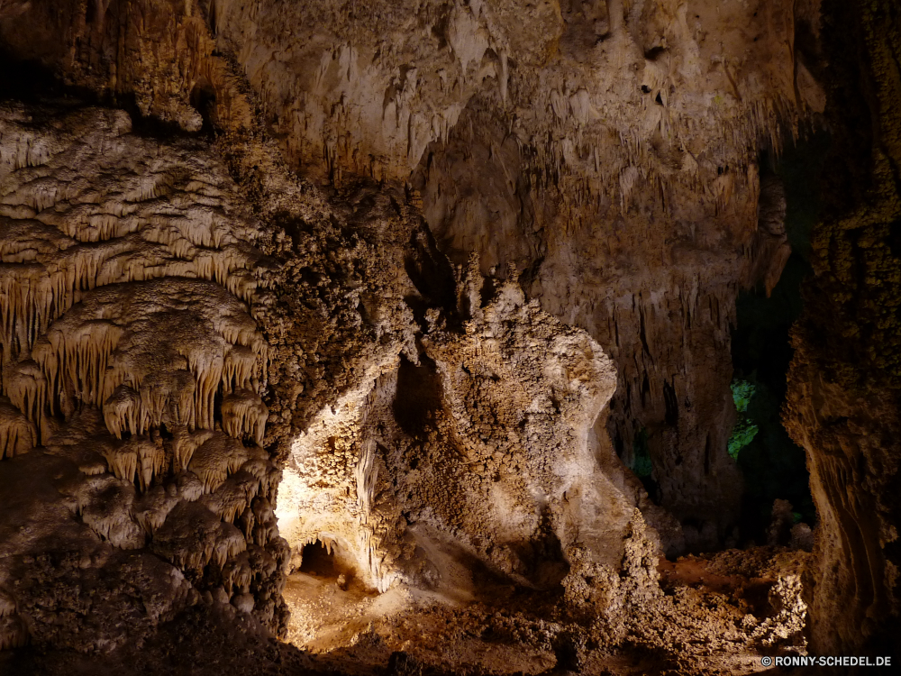 Carlsbad Caverns National Park Höhle geologische formation Fels Geologie Schlucht Park Stein Tourismus nationalen Reisen Sandstein Antike Landschaft Mauer natürliche Berg Wüste Bildung Formationen landschaftlich Sand Klippe Baum Felsen Erde Aushöhlung Steine geologische Kalkstein Tourist Wasser Orange im freien u-Bahn Innenseite tief Stalagmit Ökologie Himmel dunkel alt Tropfsteinhöhle Höhle versteckt im freien ungewöhnliche unter Erhaltung Urlaub Wildnis Farbe Berge Licht Calcit Dunkelheit nass Muster Mysterium Boden ganz Mining Mineralien Umgebung Tour Tal historischen unter Geschichte Ökosystem geologische Ressourcen Klippen Südwesten Loch ökologische geheimnisvolle Extreme Attraktion Abenteuer Tropfen Ziel Holz Textur Szenerie Braun Wald außerhalb Reise Fluss Nationalpark Tag einzigartige Strand Hügel gelb Wahrzeichen bunte cave geological formation rock geology canyon park stone tourism national travel sandstone ancient landscape wall natural mountain desert formation formations scenic sand cliff tree rocks earth erosion stones geologic limestone tourist water orange outdoor underground inside deep stalagmite ecology sky dark old stalactite cavern hidden outdoors unusual under conservation vacation wilderness color mountains light calcite darkness wet pattern mystery ground quite mining minerals environment tour valley historic beneath history ecosystem geological resources cliffs southwest hole ecological mysterious extreme attraction adventure drops destination wood texture scenery brown forest outside trip river national park day unique beach hill yellow landmark colorful