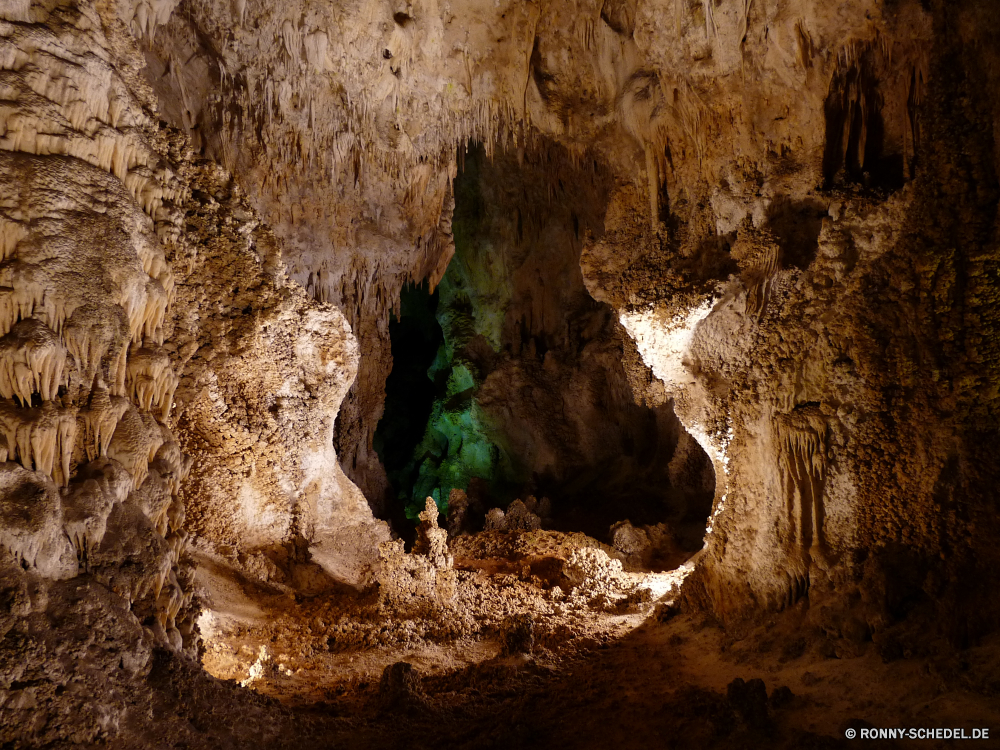 Carlsbad Caverns National Park Höhle geologische formation Fels Schlucht Geologie Sandstein Park nationalen Wüste Landschaft Stein Reisen Berg Bildung Klippe Tourismus Aushöhlung Felsen Sand landschaftlich natürliche Orange Formationen Himmel im freien Südwesten Tal Baum Extreme Wasser im freien Wildnis Farbe Berge geologische geologische Urlaub Klippen Antike Erde Mauer Wahrzeichen Landschaften Hügel Schlucht Kalkstein Kiefer felsigen Fluss entfernten Wandern bunte Steine Denkmal Innenseite Arid Gelände Grand einzigartige Szene Ökologie Licht Stalagmit u-Bahn Westen Sommer Bereich Abenteuer Erhaltung außerhalb trocken dunkel Tourist Szenerie nass Tropfsteinhöhle Muster Nationalpark ungewöhnliche Mysterium Zustand tief Attraktion Land Umgebung gelb Hoodoos Hoodoo Höhle versteckt Bizarre Tag Dunkelheit Klettern Escape geheimnisvolle Staaten Schichten Vereinigte Boden historischen Pflanze cave geological formation rock canyon geology sandstone park national desert landscape stone travel mountain formation cliff tourism erosion rocks sand scenic natural orange formations sky outdoor southwest valley tree extreme water outdoors wilderness color mountains geologic geological vacation cliffs ancient earth wall landmark scenics hill ravine limestone pine rocky river remote hiking colorful stones monument inside arid terrain grand unique scene ecology light stalagmite underground west summer area adventure conservation outside dry dark tourist scenery wet stalactite pattern national park unusual mystery state deep attraction land environment yellow hoodoos hoodoo cavern hidden bizarre day darkness climb escape mysterious states layers united ground historic plant