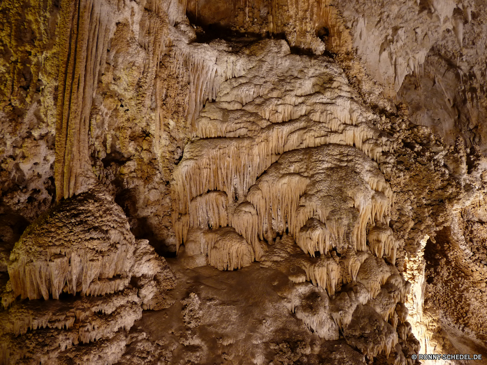 Carlsbad Caverns National Park Höhle geologische formation Fels Baum Schlucht Stein Reisen Antike Geologie Landschaft Park nationalen Tourismus Sandstein natürliche Felsen Wüste Berg Formationen Sand alt Mauer Muster Steine Orange Himmel Berge Aushöhlung Holz Geschichte Wildnis im freien Wasser Innenseite geologische dunkel Wahrzeichen u-Bahn Bildung Erhaltung Erde Kalkstein Klippen Textur im freien landschaftlich Braun Licht Ökologie Tourist Skulptur Höhle Ruine ungewöhnliche Mysterium Extreme tief Rinde Stalagmit Tropfsteinhöhle Klippe Mining versteckt Architektur Farbe geheimnisvolle unter Boden Kultur Tempel Abenteuer Heu nass Sonnenlicht Kiefer cave geological formation rock tree canyon stone travel ancient geology landscape park national tourism sandstone natural rocks desert mountain formations sand old wall pattern stones orange sky mountains erosion wood history wilderness outdoor water inside geologic dark landmark underground formation conservation earth limestone cliffs texture outdoors scenic brown light ecology tourist sculpture cavern ruins unusual mystery extreme deep bark stalagmite stalactite cliff mining hidden architecture color mysterious under ground culture temple adventure hay wet sunlight pine