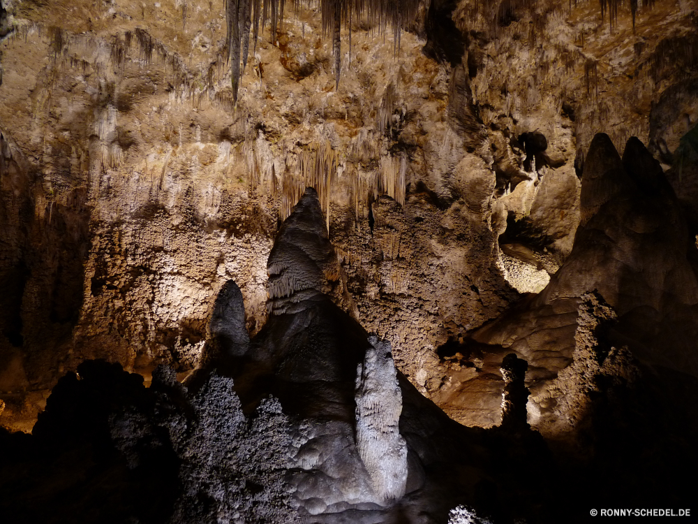 Carlsbad Caverns National Park Höhle geologische formation Fels Schlucht Geologie Stein Tourismus Park nationalen Reisen Berg Wüste Klippe Erde Landschaft natürliche im freien Sandstein Bildung Baum landschaftlich Sand Wasser Antike Orange Felsen Extreme Mauer Fluss Tal Himmel alt Farbe geologische Formationen Innenseite Ökologie Kalkstein u-Bahn Klettern dunkel Steine Urlaub Stalagmit Textur Tourist felsigen Denkmal Calcit Tropfsteinhöhle versteckt nass entfernten unter tief im freien Erhaltung außerhalb Muster Berge Höhle geologische Dunkelheit Creek Escape ungewöhnliche Tour Mysterium einzigartige Wildnis Tag Licht Umgebung Mining Mineralien Ökosystem Braun seltene geheimnisvolle Wald Frühling Kiefer Boden Süden Holz Pflanze Szenerie Schneiden gelb ganz unter bunte Ressourcen ökologische Pause Tropfen Rau Wahrzeichen Sommer niemand cave geological formation rock canyon geology stone tourism park national travel mountain desert cliff earth landscape natural outdoor sandstone formation tree scenic sand water ancient orange rocks extreme wall river valley sky old color geologic formations inside ecology limestone underground climb dark stones vacation stalagmite texture tourist rocky monument calcite stalactite hidden wet remote under deep outdoors conservation outside pattern mountains cavern geological darkness creek escape unusual tour mystery unique wilderness day light environment mining minerals ecosystem brown rare mysterious forest spring pine ground south wood plant scenery cut yellow quite beneath colorful resources ecological break drops rough landmark summer nobody