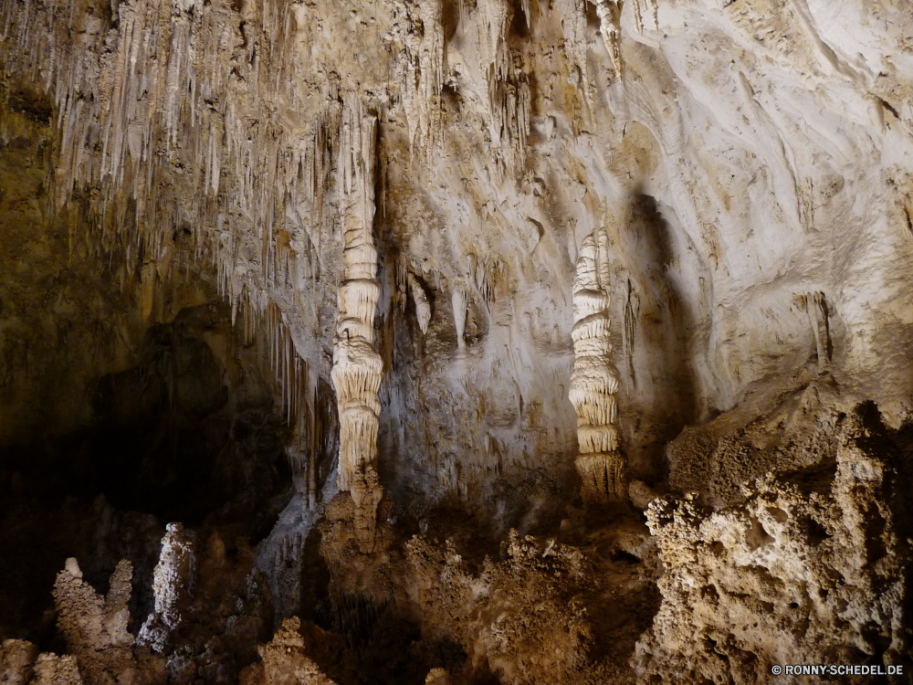 Carlsbad Caverns National Park Höhle geologische formation Fels Schlucht Geologie nationalen Park Sandstein Landschaft Stein Reisen Tourismus Berg Wüste Aushöhlung Bildung natürliche Felsen Orange Mauer Formationen Sand Klippe Baum landschaftlich dunkel Extreme Kalkstein Farbe Antike Muster Berge Textur Steine Wildnis Innenseite Licht Erde alt Himmel geologische Wahrzeichen Wasser Tropfsteinhöhle u-Bahn ungewöhnliche Kiefer Erhaltung im freien Tal Stalagmit Höhle Klippen Dunkelheit entfernten Attraktion Ökologie geologische nass Umgebung Gelände Urlaub Oberfläche tief im freien Braun Rau Holz Tourist Calcit versteckt Mysterium Landschaften einzigartige Szenerie Material ganz Mineralien Ökosystem geheimnisvolle Bereich unter Wandern Zustand Boden Sommer trocken Loch gelb Hoodoos unter Mining texturierte Ressourcen Südwesten ökologische Mineral Tour außerhalb Abenteuer Tropfen Sonnenaufgang Hügel Land Detail bunte Sonnenlicht Tag cave geological formation rock canyon geology national park sandstone landscape stone travel tourism mountain desert erosion formation natural rocks orange wall formations sand cliff tree scenic dark extreme limestone color ancient pattern mountains texture stones wilderness inside light earth old sky geologic landmark water stalactite underground unusual pine conservation outdoor valley stalagmite cavern cliffs darkness remote attraction ecology geological wet environment terrain vacation surface deep outdoors brown rough wood tourist calcite hidden mystery scenics unique scenery material quite minerals ecosystem mysterious range under hiking state ground summer dry hole yellow hoodoos beneath mining textured resources southwest ecological mineral tour outside adventure drops sunrise hill land detail colorful sunlight day