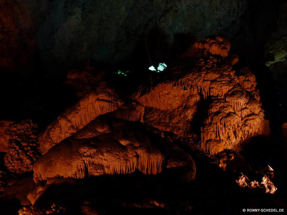 Carlsbad Caverns National Park Höhle geologische formation Licht Orange dunkel Fels Schlucht Tourismus Stein Geologie landschaftlich Reisen Landschaft Farbe gelb Park Erde nationalen Muster Nacht Gestaltung Himmel Sand Berg Baum Kunst Digital Sandstein Wasser im freien Fraktal Fantasie Bildung Tal Wüste Form alt außerhalb Grunge futuristische Tapete Hintergrund Textur Denkmal generiert natürliche Wirkung bunte Urlaub Klettern Klippe schwarz Schatten Braun einzigartige Feuer im freien Fluss seltene Grafik felsigen entfernten Render Mysterium Extreme Raum Flamme Sonne Dekor Szene Escape Mineral Golden moderne Kiefer Pause Sonnenuntergang texturierte cave geological formation light orange dark rock canyon tourism stone geology scenic travel landscape color yellow park earth national pattern night design sky sand mountain tree art digital sandstone water outdoor fractal fantasy formation valley desert shape old outside grunge futuristic wallpaper backdrop texture monument generated natural effect colorful vacation climb cliff black shade brown unique fire outdoors river rare graphic rocky remote render mystery extreme space flame sun decor scene escape mineral golden modern pine break sunset textured