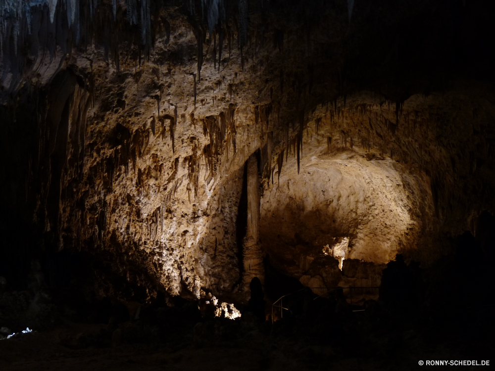 Carlsbad Caverns National Park Höhle geologische formation Antike Mauer alt Tunnel Heu Grunge Jahrgang Stein dunkel Antik Tourismus Futter Fels Gebäude Textur Reisen Architektur im Alter von Geschichte Struktur Feed Durchgang Landschaft Retro Licht historischen Mysterium Innenseite Kunst natürliche Art und Weise Durchgang Muster u-Bahn Baum Park Grunge schmutzig Geologie Tapete altmodische Steine Gestaltung Braun Holz Stadt landschaftlich texturierte getragen Wald Ziel Erde Raum Dunkelheit Herbst beschädigt rostige Kultur Backstein gelb nationalen schwarz nass Farbe Stalagmit Tropfsteinhöhle Höhle Kalkstein Formationen Innenraum geheimnisvolle Wasser Rustikale Papier Zelle Bau Verwittert Orange im freien Hintergrund Rau Wahrzeichen Szenerie Grafik geologische Urban künstlerische Szene Ruine leere Verfall tief historische traditionelle Korn Hintergründe Religion Material Berg Bäume Himmel cave geological formation ancient wall old tunnel hay grunge vintage stone dark antique tourism fodder rock building texture travel architecture aged history structure feed passageway landscape retro light historic mystery inside art natural way passage pattern underground tree park grungy dirty geology wallpaper old fashioned stones design brown wood city scenic textured worn forest destination earth space darkness autumn damaged rusty culture brick yellow national black wet color stalagmite stalactite cavern limestone formations interior mysterious water rustic paper cell construction weathered orange outdoor backdrop rough landmark scenery graphic geologic urban artistic scene ruins empty decay deep historical traditional grain backgrounds religion material mountain trees sky