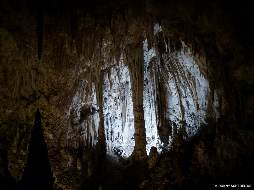 Carlsbad Caverns National Park Höhle geologische formation Park Baum Wald Landschaft Fels natürliche Tourismus Reisen Wasser Bäume Stein landschaftlich nationalen Berg Hölzer nass Geologie dunkel Licht im freien Fluss im freien Umgebung Antike Holz Ökologie Kofferraum Tropfsteinhöhle Innenseite Dunkelheit Herbst Höhle Kalkstein u-Bahn Erde Bildung Szenerie Mysterium tief fallen Wasserfall Frühling Sonnenlicht Steine Erhaltung Wildnis Himmel Pflanze Branch geheimnisvolle Blätter Stream Sonne Szene alt Belaubung Blatt Stalagmit geologische Wanderung Schlucht Wandern Muster Saison Calcit Ökosystem Klippe felsigen Wachstum Felsen Mauer friedliche Frieden ganz Mineralien Formationen Creek Aushöhlung ökologische Tour Attraktion Boden Sommer Landschaft Urlaub unter Mining versteckt Ressourcen Sand Nationalpark Moos Wild immergrün Sandstein ungewöhnliche unter außerhalb Tal Extreme Tropfen Denkmal Tourist ruhige hell Gras Land cave geological formation park tree forest landscape rock natural tourism travel water trees stone scenic national mountain woods wet geology dark light outdoors river outdoor environment ancient wood ecology trunk stalactite inside darkness autumn cavern limestone underground earth formation scenery mystery deep fall waterfall spring sunlight stones conservation wilderness sky plant branch mysterious leaves stream sun scene old foliage leaf stalagmite geologic hike canyon hiking pattern season calcite ecosystem cliff rocky growth rocks wall peaceful peace quite minerals formations creek erosion ecological tour attraction ground summer countryside vacation beneath mining hidden resources sand national park moss wild evergreen sandstone unusual under outside valley extreme drops monument tourist tranquil bright grass country