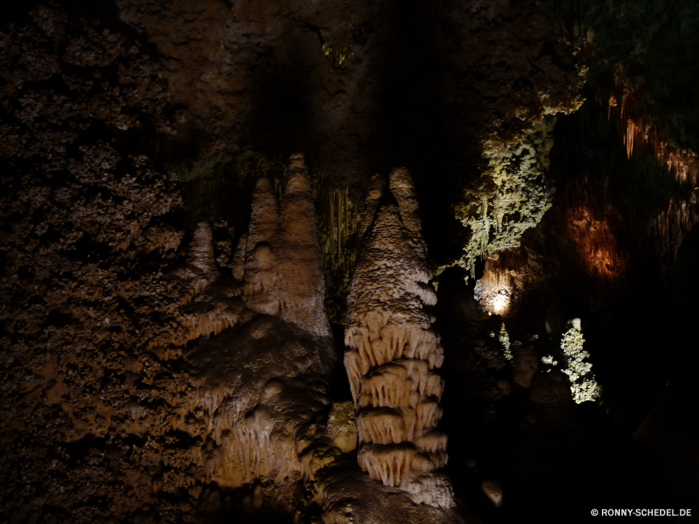 Carlsbad Caverns National Park Höhle geologische formation Baum Wald Park Fels Landschaft Stein Reisen Tourismus Orange Bäume landschaftlich Braun gelb dunkel alt im freien Wasser Holz Herbst nationalen Krokodil Geologie Berg Schatten Licht Fluss Antike Grunge Himmel Innenseite Erde natürliche Farbe fallen Tapete Sonne Sand Mauer Blatt bunte Hölzer Architektur Boden Gestaltung Wüste Schlucht Umgebung Muster Fantasie Sonnenuntergang Kiefer Blätter schwarz Kofferraum Golden Textur Tal Pflanze Ziel im freien Urlaub Frieden Innenraum Saison cave geological formation tree forest park rock landscape stone travel tourism orange trees scenic brown yellow dark old outdoor water wood autumn national crocodile geology mountain shadow light river ancient grunge sky inside earth natural color fall wallpaper sun sand wall leaf colorful woods architecture ground design desert canyon environment pattern fantasy sunset pine leaves black trunk golden texture valley plant destination outdoors vacation peace interior season