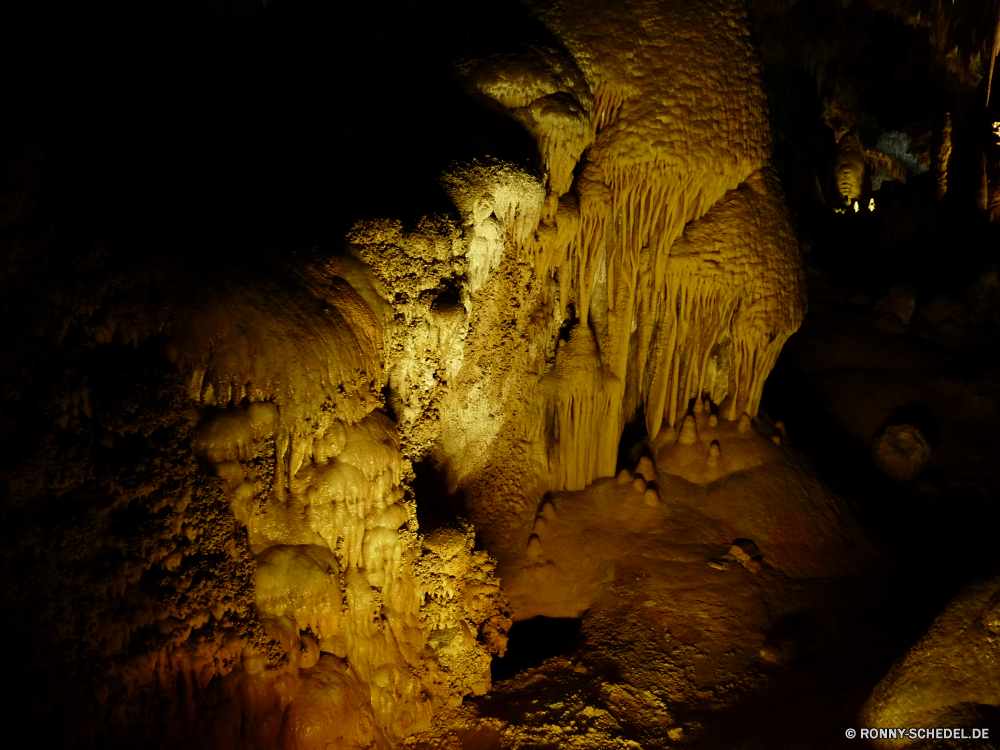 Carlsbad Caverns National Park Höhle geologische formation Fels nationalen Landschaft Park Stein Geologie Reisen Tourismus Schlucht Berg natürliche Sandstein Baum Erde Antike Kalkstein Wasser Wüste Bildung landschaftlich dunkel Licht Formationen Innenseite Sand Klippe Mauer Orange Felsen Muster Höhle geologische u-Bahn Aushöhlung alt Stalagmit Tropfsteinhöhle Dunkelheit Tal im freien Himmel Ökologie versteckt Tourist Wahrzeichen nass Urlaub Steine Erhaltung Wildnis Farbe Berge Calcit Mineralien geologische Klippen Südwesten ungewöhnliche Mysterium Extreme Attraktion im freien Boden Mining Textur geheimnisvolle unter Braun Kiefer tief Grunge Denkmal Wolken Szenerie Sonnenuntergang Sonnenlicht ganz unter Ökosystem Ressourcen ökologische Tour entfernten gelb einzigartige Tropfen Sonnenaufgang Ziel Fluss Speläologie schwarz Kunst Wanderung Szene Mineral Staaten Loch Landschaften Abenteuer Umgebung cave geological formation rock national landscape park stone geology travel tourism canyon mountain natural sandstone tree earth ancient limestone water desert formation scenic dark light formations inside sand cliff wall orange rocks pattern cavern geologic underground erosion old stalagmite stalactite darkness valley outdoor sky ecology hidden tourist landmark wet vacation stones conservation wilderness color mountains calcite minerals geological cliffs southwest unusual mystery extreme attraction outdoors ground mining texture mysterious under brown pine deep grunge monument clouds scenery sunset sunlight quite beneath ecosystem resources ecological tour remote yellow unique drops sunrise destination river speleology black art hike scene mineral states hole scenics adventure environment