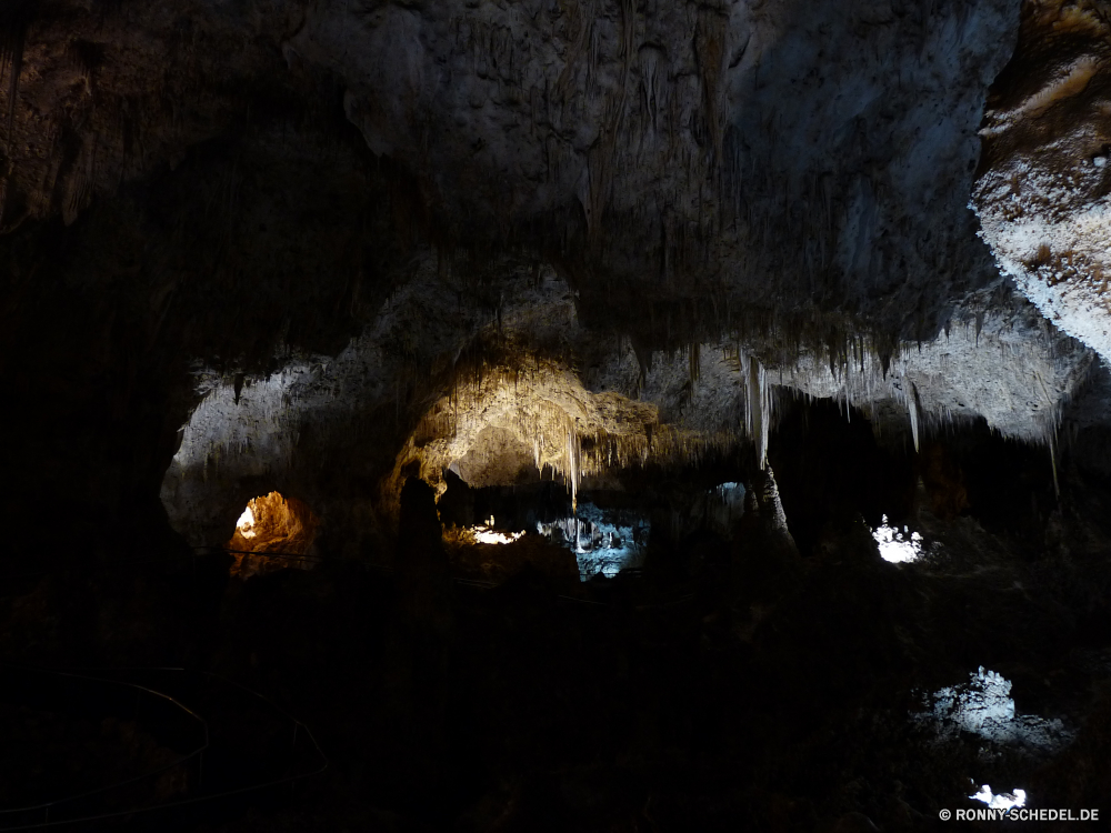 Carlsbad Caverns National Park Höhle geologische formation Fels Stein Park Geologie Wasser Landschaft dunkel Tourismus Mauer Berg Antike Reisen Baum natürliche nationalen landschaftlich alt Erde Fluss Licht Innenseite u-Bahn Grunge Textur Felsen Wald im freien Bildung Muster Himmel Tropfsteinhöhle Höhle Schlucht Sandstein Bäume Farbe Meer Rau Orange Jahrgang Szenerie Kalkstein Creek felsigen Mysterium Sand Antik Holz Retro Calcit Stalagmit geologische Dunkelheit texturierte geheimnisvolle Tunnel Tal tief außerhalb Verwittert Stream Gestaltung fallen Fantasie nass gelb Kavernen Herbst Formationen Szene Mineral Klippe unter Extreme Loch Steine Denkmal Wüste Hintergrund Umgebung schmutzig Küste Schatten bunte Frühling Oberfläche cave geological formation rock stone park geology water landscape dark tourism wall mountain ancient travel tree natural national scenic old earth river light inside underground grunge texture rocks forest outdoor formation pattern sky stalactite cavern canyon sandstone trees color sea rough orange vintage scenery limestone creek rocky mystery sand antique wood retro calcite stalagmite geologic darkness textured mysterious tunnel valley deep outside weathered stream design fall fantasy wet yellow caverns autumn formations scene mineral cliff under extreme hole stones monument desert backdrop environment dirty coast shadow colorful spring surface