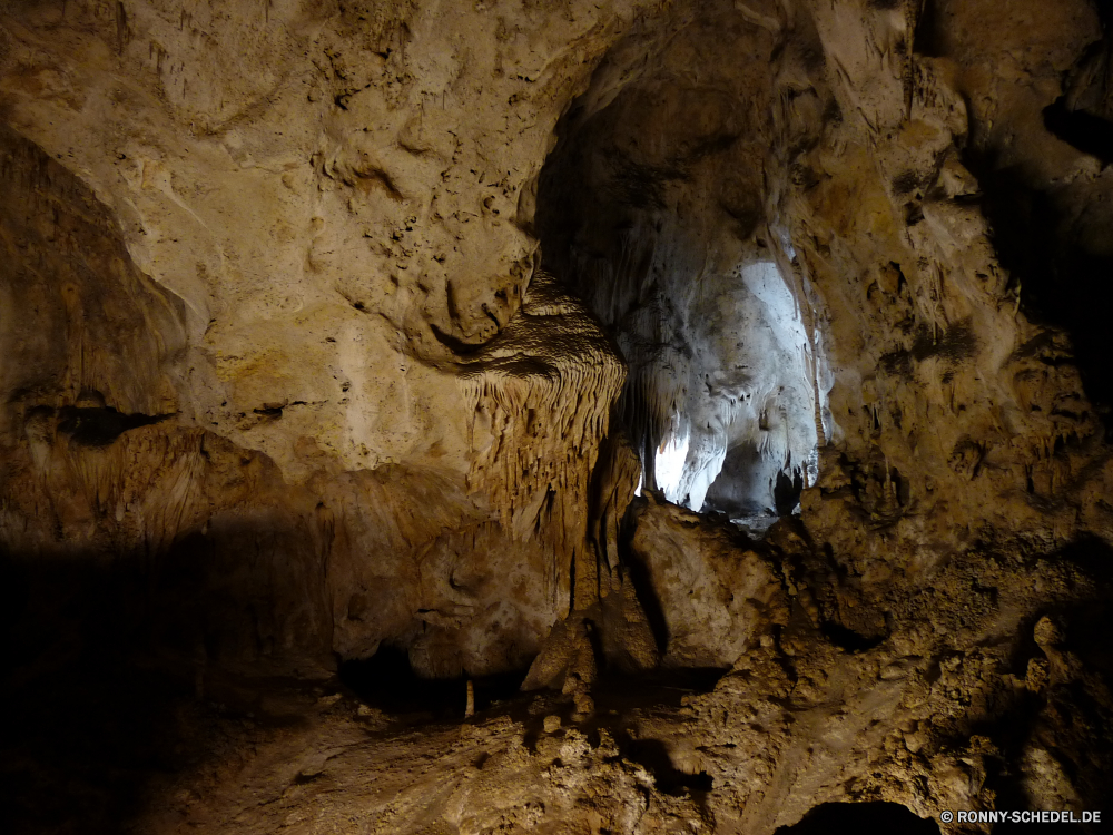 Carlsbad Caverns National Park Höhle geologische formation Fels Geologie Stein Tourismus Schlucht Sandstein natürliche Erde Reisen Park Mauer landschaftlich Wüste Wasser Landschaft Antike nationalen Felsen Berg u-Bahn Orange Bildung Mysterium Formationen Sand tief dunkel Höhle Farbe Licht alt nass Kalkstein Tourist Fluss Baum Tropfsteinhöhle geologische Innenseite Muster geheimnisvolle Klippe unter Extreme Boden im freien Stalagmit versteckt im freien Denkmal Berge Calcit Mining Dunkelheit Steine Loch Himmel felsigen Tour Urlaub ganz unter Mineralien Ökosystem Klippen Klettern Escape ungewöhnliche Tal Abenteuer Erhaltung Tropfen außerhalb Ökologie Textur Ressourcen Warzenschwein ökologische entfernten Schweinepest gelb Kiefer Wildnis Attraktion bunte Schmutz einzigartige trocken Braun Tunnel Speläologie seltene Aushöhlung Pflanze Holz Durchgang cave geological formation rock geology stone tourism canyon sandstone natural earth travel park wall scenic desert water landscape ancient national rocks mountain underground orange formation mystery formations sand deep dark cavern color light old wet limestone tourist river tree stalactite geologic inside pattern mysterious cliff under extreme ground outdoor stalagmite hidden outdoors monument mountains calcite mining darkness stones hole sky rocky tour vacation quite beneath minerals ecosystem cliffs climb escape unusual valley adventure conservation drops outside ecology texture resources warthog ecological remote swine yellow pine wilderness attraction colorful dirt unique dry brown tunnel speleology rare erosion plant wood passage