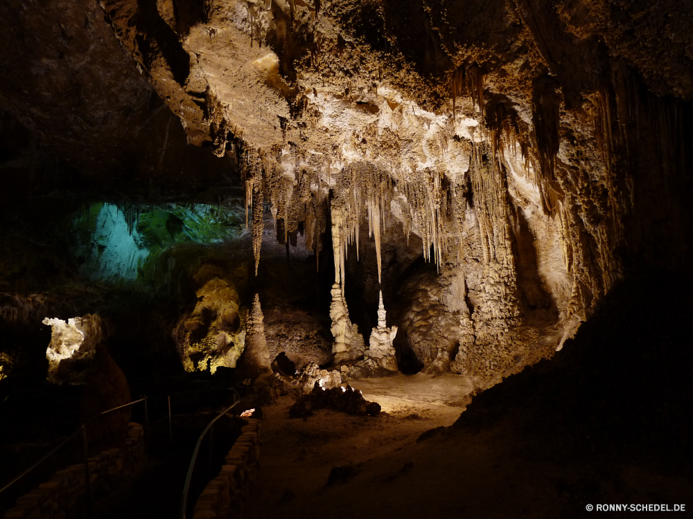 Carlsbad Caverns National Park Höhle geologische formation Fels Tourismus Park Reisen Stein Geologie nationalen Landschaft Berg natürliche landschaftlich Wasser Schlucht Bildung Erde Sandstein dunkel Innenseite Antike Tropfsteinhöhle Höhle Kalkstein Baum Klippe Fluss u-Bahn im freien Dunkelheit Licht Formationen Aushöhlung Mauer Mysterium nass Steine Sand Stalagmit felsigen Extreme Himmel Attraktion Felsen Urlaub Orange geologische Tourist im freien geheimnisvolle entfernten Wald Denkmal Wüste außerhalb Calcit Muster tief Farbe Ökologie ganz ungewöhnliche Tour Loch alt Boden einzigartige Erhaltung Szene Ziel gelb Speläologie Mining Mineralien versteckt Klettern Mineral unter Tal Kiefer bunte Kavernen unterirdische unter Ökosystem Ressourcen Creek ökologische Escape Tropfen Wolken Berge Umgebung geologische Klippen Südwesten Wanderung Pause Abenteuer Wahrzeichen Szenerie Schatten Bäume Frühling Herbst cave geological formation rock tourism park travel stone geology national landscape mountain natural scenic water canyon formation earth sandstone dark inside ancient stalactite cavern limestone tree cliff river underground outdoor darkness light formations erosion wall mystery wet stones sand stalagmite rocky extreme sky attraction rocks vacation orange geologic tourist outdoors mysterious remote forest monument desert outside calcite pattern deep color ecology quite unusual tour hole old ground unique conservation scene destination yellow speleology mining minerals hidden climb mineral under valley pine colorful caverns subterranean beneath ecosystem resources creek ecological escape drops clouds mountains environment geological cliffs southwest hike break adventure landmark scenery shadow trees spring autumn