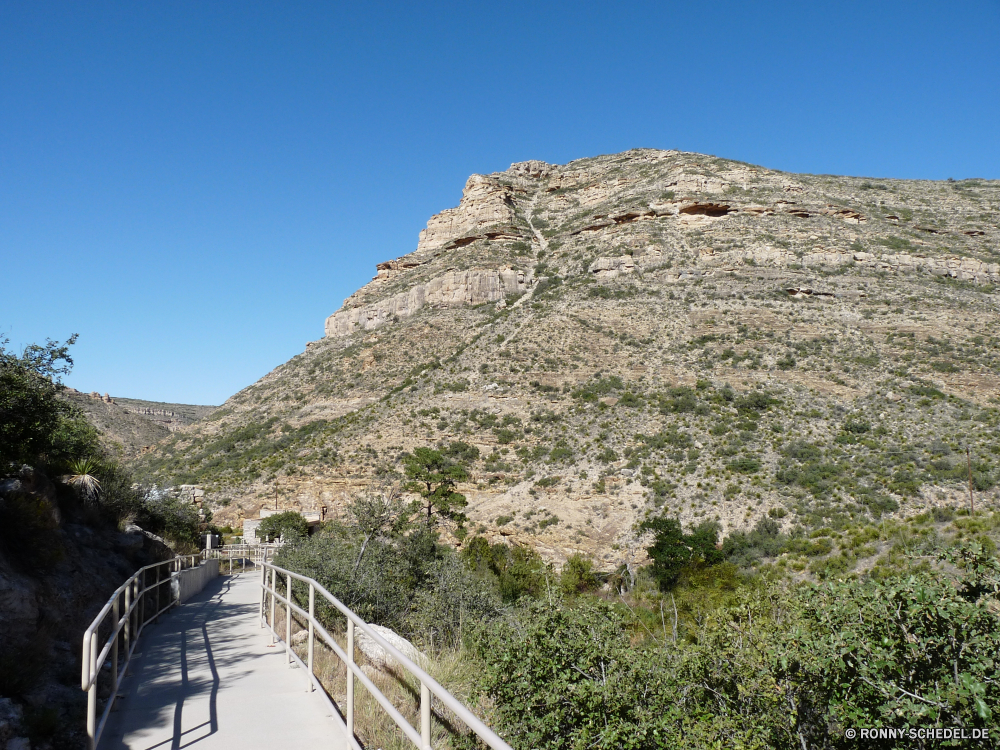 Sitting Bull Falls Stroh Aufstieg Dach Steigung Berg Fels Landschaft Schutzüberzug Himmel Klippe Reisen Knoll Stein Berge Hügel Bespannung Park Tourismus nationalen Sommer Felsen im freien Wildnis Tal Bereich Geschichte landschaftlich Antike Urlaub Schlucht im freien Wüste Tourist Sonne Szenerie Tag Ziel Sand geologische formation Geologie felsigen Spitze Wolken alt Umgebung Ringwall Wolke natürliche Bäume Baum Wald Wasser Sandstein Bildung Landschaften hoch historischen Wahrzeichen Hügel Wandern Mauer Meer Fluss Panorama Gras Steine Nach oben Wanderung majestätisch Urlaub Bereich Bau Abenteuer Küste trocken Farbe Land Küste Sonnenlicht Land Grat Architektur Szene Ruine außerhalb Insel Rau ruhige Straße Schnee niemand thatch ascent roof slope mountain rock landscape protective covering sky cliff travel knoll stone mountains hill covering park tourism national summer rocks outdoors wilderness valley range history scenic ancient vacation canyon outdoor desert tourist sun scenery day destination sand geological formation geology rocky peak clouds old environment rampart cloud natural trees tree forest water sandstone formation scenics high historic landmark hills hiking wall sea river panoramic grass stones top hike majestic holiday area construction adventure coastline dry color land coast sunlight country ridge architecture scene ruin outside island rough tranquil road snow nobody