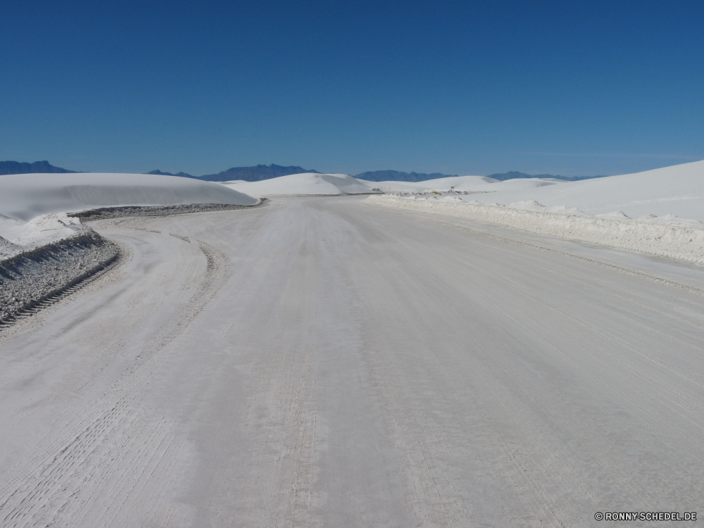 White Sands National Monument Düne Sand Landschaft Schnee Berg Berge Reisen Winter Himmel kalt Boden Eis im freien Wüste Erde landschaftlich im freien Reise Wolken Spitze Hügel Alpine Szene Steigung Ski Tourismus Straße Urlaub Szenerie Sonne Dünen schneebedeckt Wildnis Land Baum sonnig Einfrieren ruhige Extreme Landschaften gefroren Abenteuer Wald Fels Sport Resort Alpen Bäume Sommer eisig Bereich Autobahn Frost hoch Saison Urlaub Tourist Park Schatten Sonnenlicht Gletscher Land Wandern Wolke trocken Nach oben Skifahren saisonale natürliche Reise Strand Wärme Ferne Spur Strecke sandigen ruhig Panorama Feld Sonnenschein nationalen Linie Gras Tag dune sand landscape snow mountain mountains travel winter sky cold soil ice outdoors desert earth scenic outdoor journey clouds peak hill alpine scene slope ski tourism road vacation scenery sun dunes snowy wilderness land tree sunny freeze tranquil extreme scenics frozen adventure forest rock sport resort alps trees summer icy range highway frost high season holiday tourist park shadow sunlight glacier country hiking cloud dry top skiing seasonal natural trip beach heat distant lane route sandy quiet panorama field sunshine national line grass day