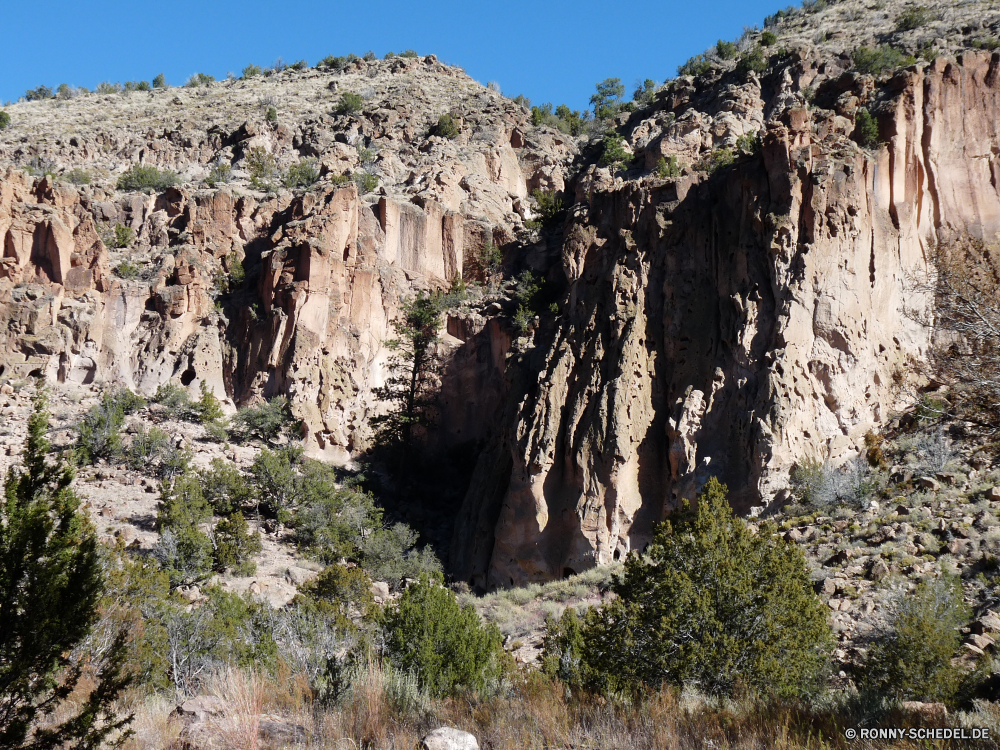 Bandelier National Monument Klippe geologische formation Fels Landschaft Berg Schlucht Park Reisen nationalen Himmel Stein Geologie Höhle Tourismus Felsen Sandstein Tal landschaftlich Wüste natürliche Wasser Berge Sommer Fluss Baum Wald Wildnis Aushöhlung Bildung im freien Szenerie Urlaub im freien Hügel Sand felsigen Bäume Ziel Küste Meer Klippen Aussicht Wandern Umgebung Küste Szene Cliff-Wohnung Insel Wolken Panorama Landschaften hoch Tag Strand Knoll Wahrzeichen Formationen Spitze Wohnung Antike Ufer Ozean Schlucht geologische Südwesten Bereich Wolke Urlaub Rau Orange alt Panorama trocken Sonne Pflanze Gehäuse Wild cliff geological formation rock landscape mountain canyon park travel national sky stone geology cave tourism rocks sandstone valley scenic desert natural water mountains summer river tree forest wilderness erosion formation outdoor scenery vacation outdoors hill sand rocky trees destination coast sea cliffs vista hiking environment coastline scene cliff dwelling island clouds panoramic scenics high day beach knoll landmark formations peak dwelling ancient shore ocean ravine geological southwest range cloud holiday rough orange old panorama dry sun plant housing wild