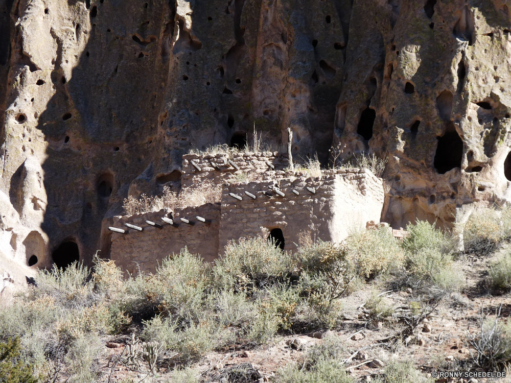 Bandelier National Monument Cliff-Wohnung Wohnung Gehäuse Struktur Fels Stein Landschaft Park Berg Reisen Geologie Schlucht Klippe nationalen Wüste Sand Tourismus Baum Aushöhlung Tal Mauer Antike natürliche Berge im freien Felsen Wildnis Himmel Hügel Sandstein Bildung alt landschaftlich Fluss Oberfläche im freien Südwesten Szenerie Wasser trocken Textur Architektur Wahrzeichen Urlaub Umgebung geologische texturierte Muster Gebäude Steine außerhalb Wolken horizontale Orange Farbe Formationen Braun Ruine Grand felsigen Tag Abenteuer Süden Ziel Sommer Wild Arid Ruine Panorama historische Rau Tourist Sonne im Alter von cliff dwelling dwelling housing structure rock stone landscape park mountain travel geology canyon cliff national desert sand tourism tree erosion valley wall ancient natural mountains outdoors rocks wilderness sky hill sandstone formation old scenic river surface outdoor southwest scenery water dry texture architecture landmark vacation environment geological textured pattern building stones outside clouds horizontal orange color formations brown ruins grand rocky day adventure south destination summer wild arid ruin panorama historical rough tourist sun aged