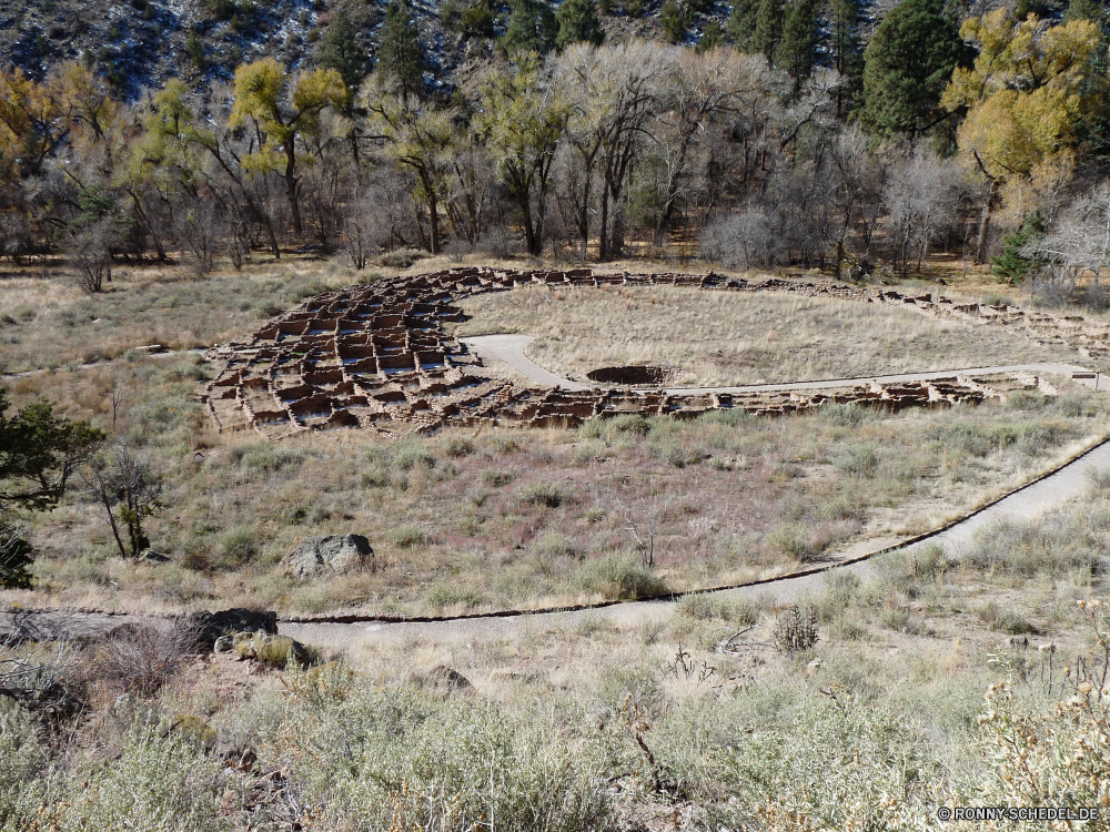 Bandelier National Monument Labyrinth Landschaft Baum Feld Himmel Gras Wald Park Reisen Entwicklung des ländlichen Straße Berg Land Berge im freien Landschaft Sommer Stein Landwirtschaft Wasser Fels Szenerie Frühling Bauernhof Tourismus Land Sand Szene Fluss landschaftlich Sonne Hügel Wüste nationalen Pflanze im freien Felder Bereich See Horizont Umgebung Bäume Ackerland Pfad Tag Boden Braun Herbst Hügel natürliche Landbau Track Wildnis Wiese Wild Architektur Saison niemand reservieren Wolke Tal alt Schmutz trocken Schatten maze landscape tree field sky grass forest park travel rural road mountain country mountains outdoors countryside summer stone agriculture water rock scenery spring farm tourism land sand scene river scenic sun hill desert national plant outdoor fields area lake horizon environment trees farmland path day ground brown autumn hills natural farming track wilderness meadow wild architecture season nobody reserve cloud valley old dirt dry shadow