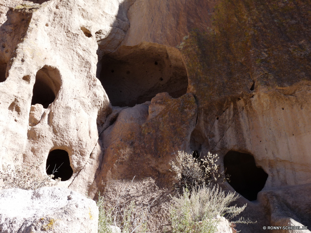 Bandelier National Monument Cliff-Wohnung Wohnung Gehäuse Struktur Fels Schlucht Geologie Stein Park nationalen Reisen Bildung Wüste Landschaft Berg Sandstein Aushöhlung Felsen Klippe natürliche Mauer Tourismus Höhle Antike Orange im freien landschaftlich Baum Sand Textur Wildnis Berge Formationen Loch Südwesten im freien Himmel Oberfläche Erde geologische Tal Steine Farbe alt Extreme Urlaub Wasser Hügel Braun außerhalb Licht trocken Rau Wahrzeichen Muster Ruine felsigen Antik Tag Schließen Abenteuer Wolken historischen Szenerie Fluss ungewöhnliche Gelände Mineral Wandern tief dunkel Holz Denkmal Umgebung gelb Tourist Detail Material texturierte cliff dwelling dwelling housing structure rock canyon geology stone park national travel formation desert landscape mountain sandstone erosion rocks cliff natural wall tourism cave ancient orange outdoor scenic tree sand texture wilderness mountains formations hole southwest outdoors sky surface earth geological valley stones color old extreme vacation water hill brown outside light dry rough landmark pattern ruins rocky antique day close adventure clouds historic scenery river unusual terrain mineral hiking deep dark wood monument environment yellow tourist detail material textured