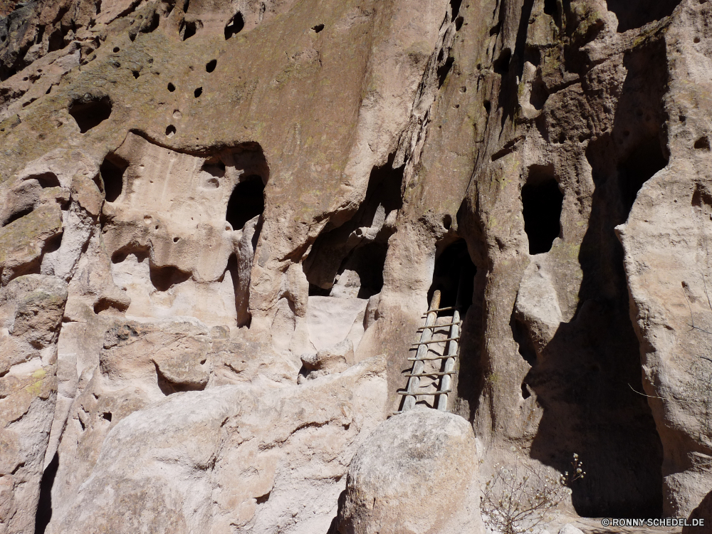 Bandelier National Monument Cliff-Wohnung Wohnung Gehäuse Struktur Fels Schlucht Stein Reisen Wüste Sandstein Park Landschaft Geologie Tourismus Berg Klippe nationalen Felsen Sand Höhle Bildung Antike natürliche Aushöhlung Formationen Himmel alt Mauer im freien landschaftlich Geschichte Südwesten Wahrzeichen geologische Berge Steine Hügel Orange Gebäude Wildnis Erde Textur Extreme Farbe im freien historischen Tourist Architektur Denkmal geologische formation Licht Gelände Landschaften Attraktion Szene Kultur Tal Baum Kalkstein Nationalpark Klippen Wanderung einzigartige berühmte Urlaub Arid ungewöhnliche Wandern Mysterium Tempel Platz Sommer Sonnenlicht Hoodoo geologische Grab Tag Ruine geheimnisvolle Vergangenheit außerhalb Abenteuer historische Muster Ziel Stadt Backstein trocken Szenerie cliff dwelling dwelling housing structure rock canyon stone travel desert sandstone park landscape geology tourism mountain cliff national rocks sand cave formation ancient natural erosion formations sky old wall outdoors scenic history southwest landmark geologic mountains stones hill orange building wilderness earth texture extreme color outdoor historic tourist architecture monument geological formation light terrain scenics attraction scene culture valley tree limestone national park cliffs hike unique famous vacation arid unusual hiking mystery temple place summer sunlight hoodoo geological tomb day ruin mysterious past outside adventure historical pattern destination city brick dry scenery