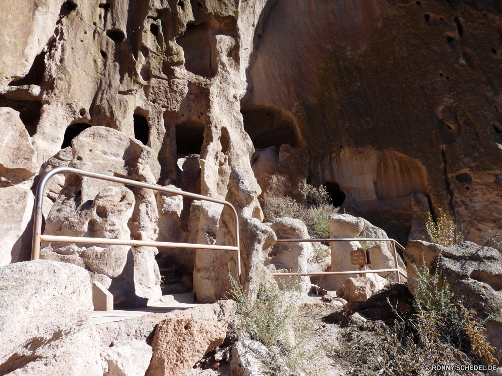 Bandelier National Monument Cliff-Wohnung Wohnung Gehäuse Struktur Fels Schlucht Stein Park nationalen Geologie Landschaft Wüste Reisen Berg Tourismus Sandstein Felsen Aushöhlung landschaftlich Klippe Sand Antike Bildung im freien Mauer natürliche Orange Baum Berge im freien Steine Wildnis Fluss Erde Himmel Formationen Südwesten Urlaub Tal Wasser geologische außerhalb Wahrzeichen Szenerie Extreme alt Architektur Abenteuer trocken Tourist Höhle Geschichte felsigen bunte Ruine Wandern Hügel Farbe Nationalpark Sommer Kiefer Gebäude Denkmal Wolken geologische Creek Wanderung Gelände Grand entfernten Szene einzigartige historischen Umgebung gelb steilen Tag Klettern Antik Ruine ungewöhnliche Aussicht Wanderweg Textur Backstein Stream Süden Ziel Braun Frühling cliff dwelling dwelling housing structure rock canyon stone park national geology landscape desert travel mountain tourism sandstone rocks erosion scenic cliff sand ancient formation outdoors wall natural orange tree mountains outdoor stones wilderness river earth sky formations southwest vacation valley water geological outside landmark scenery extreme old architecture adventure dry tourist cave history rocky colorful ruins hiking hill color national park summer pine building monument clouds geologic creek hike terrain grand remote scene unique historic environment yellow steep day climb antique ruin unusual vista trail texture brick stream south destination brown spring