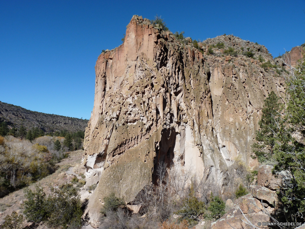 Bandelier National Monument Klippe geologische formation Fels Berg Landschaft Park Reisen Stein Tourismus Himmel nationalen Felsen Schlucht Wüste Tal Geologie Berge natürliche Sommer Wildnis Sandstein Linie landschaftlich felsigen Cliff-Wohnung Hügel Baum Steigung Bildung im freien Urlaub Aufstieg hoch im freien Küste Meer Wasser Wohnung Ziel Sand Klippen Steine Wald Szene Bereich Spitze Wandern Fluss Umgebung Aushöhlung Panorama Küste Sonne Antike Struktur Szenerie Urlaub Geschichte Gehäuse Bäume Knoll Landschaften alt Insel Wahrzeichen Formationen Mauer Hügel Tourist Bereich Wolken Strand geologische Wanderung Tag sonnig Ufer Farbe Rau Gras Wolke Extreme Süden Ozean Nach oben niemand cliff geological formation rock mountain landscape park travel stone tourism sky national rocks canyon desert valley geology mountains natural summer wilderness sandstone line scenic rocky cliff dwelling hill tree slope formation outdoors vacation ascent high outdoor coast sea water dwelling destination sand cliffs stones forest scene range peak hiking river environment erosion panoramic coastline sun ancient structure scenery holiday history housing trees knoll scenics old island landmark formations wall hills tourist area clouds beach geological hike day sunny shore color rough grass cloud extreme south ocean top nobody