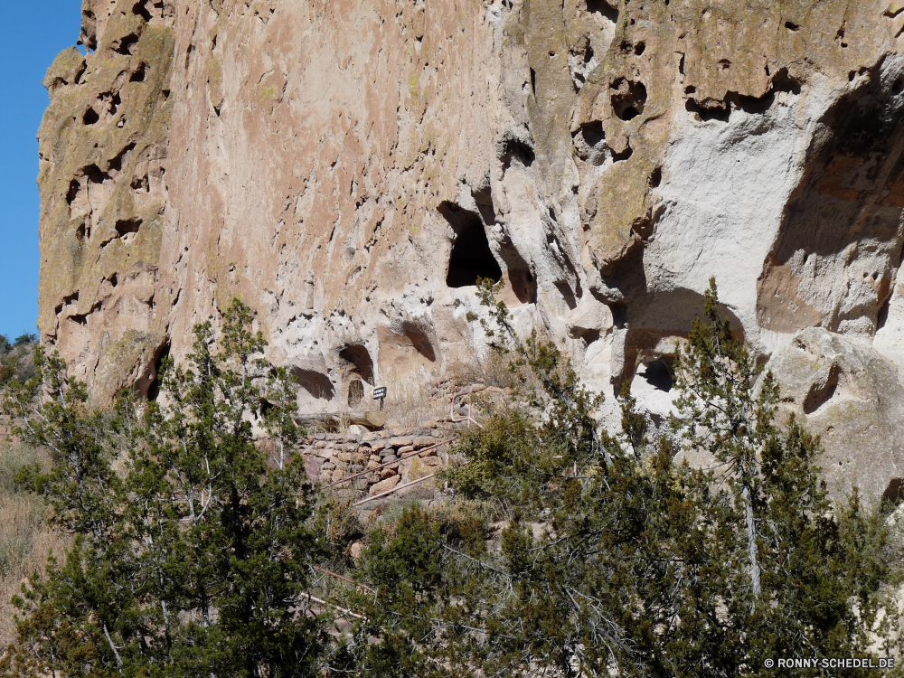 Bandelier National Monument Cliff-Wohnung Wohnung Gehäuse Struktur Fels Park Schlucht nationalen Wüste Landschaft Stein Geologie Berg Reisen Aushöhlung Klippe Sandstein Sand natürliche Himmel Tourismus Felsen Berge Bildung landschaftlich Wildnis Südwesten Tal Mauer Baum im freien Antike Formationen Wahrzeichen Hügel im freien Grand alt Oberfläche geologische Textur Gelände Muster Orange Urlaub Erde Szenerie geologische Nationalpark Arid Fluss Aussicht felsigen texturierte Süden trocken Architektur Gebäude Steine Wolken Rau Umgebung schmutzig Farbe Schichten Szene Höhle Abenteuer Grunge Braun Hoodoos Mesa hoch Wanderweg Staaten Wandern Extreme Vereinigte dunkel Ziel Denkmal Wasser Schlucht Tourist im Alter von bunte Sommer cliff dwelling dwelling housing structure rock park canyon national desert landscape stone geology mountain travel erosion cliff sandstone sand natural sky tourism rocks mountains formation scenic wilderness southwest valley wall tree outdoors ancient formations landmark hill outdoor grand old surface geologic texture terrain pattern orange vacation earth scenery geological national park arid river vista rocky textured south dry architecture building stones clouds rough environment dirty color layers scene cave adventure grunge brown hoodoos mesa high trail states hiking extreme united dark destination monument water ravine tourist aged colorful summer