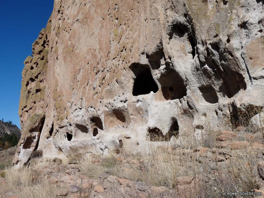 Bandelier National Monument Cliff-Wohnung Wohnung Gehäuse Struktur Fels Schlucht Stein Reisen Wüste Landschaft Park Sandstein Berg nationalen Sand Geologie Klippe Tourismus Aushöhlung Antike im freien landschaftlich Südwesten Himmel Felsen Berge Mauer Bildung natürliche Tal alt Wahrzeichen Hügel Arid Gebäude Wildnis Orange Formationen geologische im freien Fluss Architektur Urlaub Geschichte Baum Steine trocken Textur Nationalpark Denkmal Höhle Grand Westen Muster Bereich Szene Farbe niemand Wolken Tourist Butte Klippen Oberfläche texturierte felsigen Schichten Schloss Antik Extreme Abenteuer Erde Umgebung ruhige Tag Ruine Wolke Sommer Landschaften Reise Reise Ziel berühmte Braun Wasser Szenerie Entwicklung des ländlichen cliff dwelling dwelling housing structure rock canyon stone travel desert landscape park sandstone mountain national sand geology cliff tourism erosion ancient outdoors scenic southwest sky rocks mountains wall formation natural valley old landmark hill arid building wilderness orange formations geological outdoor river architecture vacation history tree stones dry texture national park monument cave grand west pattern area scene color nobody clouds tourist butte cliffs surface textured rocky layers castle antique extreme adventure earth environment tranquil day ruin cloud summer scenics trip journey destination famous brown water scenery rural