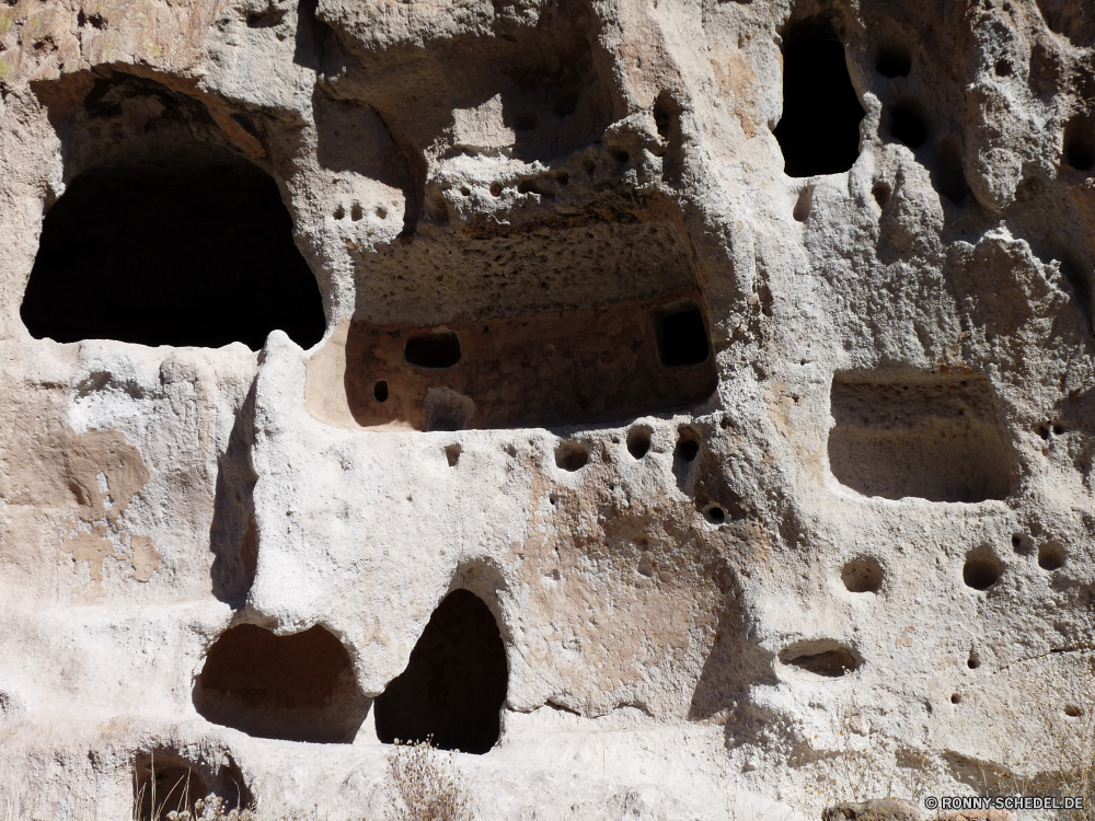 Bandelier National Monument Cliff-Wohnung Wohnung Gehäuse Struktur Stein Fels Antike Mauer Schlucht alt Reisen nationalen Architektur Sandstein Textur Gebäude Park Felsen Tourismus Geologie Landschaft Geschichte Bildung historischen Ruine Braun Wüste Oberfläche Backstein Ruine Himmel Aushöhlung Muster natürliche Rau im freien Berg Steine texturierte Wahrzeichen Vergangenheit historische Antik Sand schmutzig Orange Schloss Bau Stadt Höhle Material Roman Detail veraltet Verwittert Farbe Wildnis Berge aussenansicht Haus Tourist Südwesten landschaftlich Zement Klippe Mitte Attraktion außerhalb Kultur Grunge Baum Ziel Denkmal Jahrgang Hintergrund im Alter von Schließen Nationalpark Festung Gelände Bogen Fassade Beton im freien Tür Osten Licht Erde Hintergründe cliff dwelling dwelling housing structure stone rock ancient wall canyon old travel national architecture sandstone texture building park rocks tourism geology landscape history formation historic ruin brown desert surface brick ruins sky erosion pattern natural rough outdoors mountain stones textured landmark past historical antique sand dirty orange castle construction city cave material roman detail obsolete weathered color wilderness mountains exterior house tourist southwest scenic cement cliff middle attraction outside culture grunge tree destination monument vintage backdrop aged close national park fortress terrain arch facade concrete outdoor door east light earth backgrounds