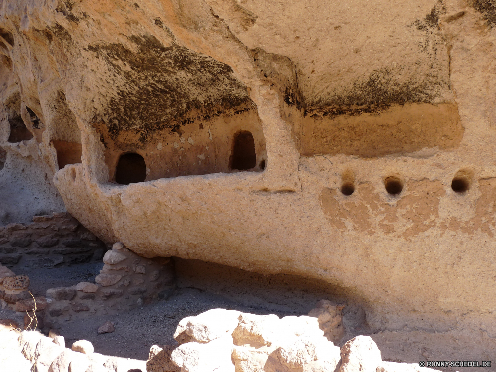 Bandelier National Monument Cliff-Wohnung Wohnung Gehäuse Struktur Fels Stein Antike Backstein Mauer Schlucht Reisen alt Wüste Sand Tourismus Felsen Architektur Landschaft Baumaterial Park Berg nationalen Geschichte Himmel Geologie Gebäude im freien Textur Sandstein Antik Verwittert Braun Loch historischen Klippe Oberfläche Südwesten natürliche Aushöhlung Ruine schmutzig Erde Muster Bildung Ruine Hügel Tag Rau Stadt im freien Schließen Detail texturierte Kultur Grunge trocken im Alter von landschaftlich Skulptur niemand Tempel Boden Steine Wolken Orange Osten Berge Tourist Wahrzeichen Material Höhle Archäologische bleibt Arid Kunst felsigen Rost nut and bolt befleckt Tal horizontale traditionelle Denkmal Schiff cliff dwelling dwelling housing structure rock stone ancient brick wall canyon travel old desert sand tourism rocks architecture landscape building material park mountain national history sky geology building outdoors texture sandstone antique weathered brown hole historic cliff surface southwest natural erosion ruins dirty earth pattern formation ruin hill day rough city outdoor close detail textured culture grunge dry aged scenic sculpture nobody temple soil stones clouds orange east mountains tourist landmark material cave archaeological remains arid art rocky rust nut and bolt stained valley horizontal traditional monument ship