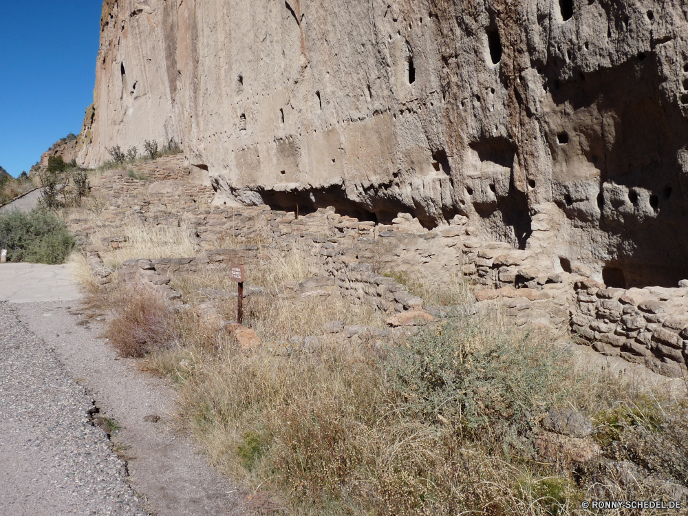 Bandelier National Monument Cliff-Wohnung Wohnung Stein Gehäuse Fels Struktur Mauer Klippe Textur alt Oberfläche Muster Rau Landschaft texturierte Geologie schmutzig Knoll Material Reisen Wüste Berg Park natürliche Verwittert nationalen geologische formation Schlucht im freien Sand Berge Grunge Baum Braun trocken Antike Hintergründe Backstein Architektur Tal Detail Aushöhlung Sandstein Wildnis Felsen Gebäude Farbe Beton Himmel Hügel dunkel Schließen Steine Bau Tapete Tourismus Hintergrund Fluss Schichten Fleck Antik Wirkung Steigung Umgebung Boden Gestaltung Granit Arid geknackt Mineral zu knacken Tag grau Geschichte Licht Wasser Südwesten Bildung Kaktus Zement Marmor leere Verfall befleckt Orange veraltet Schmutz rostige Erde horizontale closeup Wärme malen im Alter von Szenerie Sonnenlicht landschaftlich niemand cliff dwelling dwelling stone housing rock structure wall cliff texture old surface pattern rough landscape textured geology dirty knoll material travel desert mountain park natural weathered national geological formation canyon outdoors sand mountains grunge tree brown dry ancient backgrounds brick architecture valley detail erosion sandstone wilderness rocks building color concrete sky hill dark close stones construction wallpaper tourism backdrop river layers stain antique effect slope environment ground design granite arid cracked mineral crack day gray history light water southwest formation cactus cement marble empty decay stained orange obsolete dirt rusty earth horizontal closeup heat paint aged scenery sunlight scenic nobody