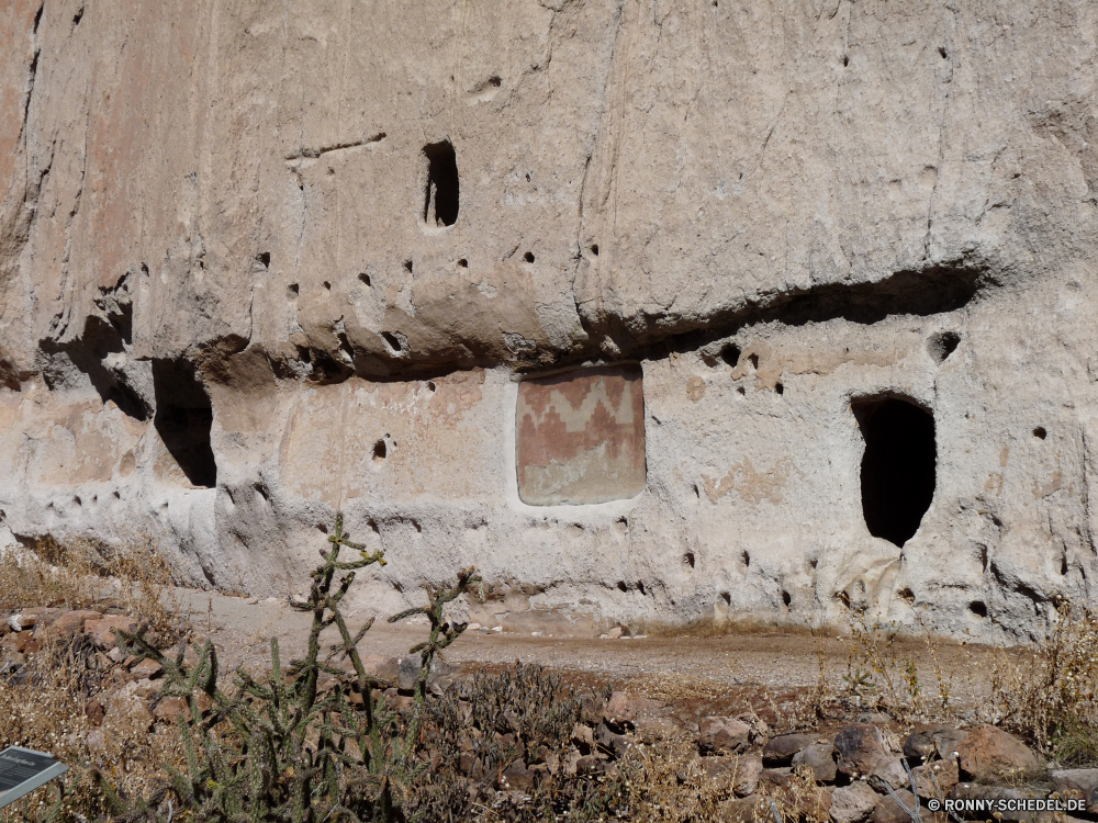 Bandelier National Monument Cliff-Wohnung Wohnung Gehäuse Struktur Mauer alt Backstein Stein Architektur Antike Textur Grunge Muster Oberfläche Gebäude Braun schmutzig im Alter von Fels Beton Zement Bau texturierte Material Verwittert Antik Detail Rau Grunge Hintergrund Stuck Baumaterial aussenansicht Geschichte Haus Schließen Urban Jahrgang Tapete malen Ruine solide beschädigt Gestaltung historische leere Ruine geknackt Stadt veraltet im freien Mauerwerk Retro Verfall Reisen Hintergründe Block getragen horizontale dunkel Mauerwerk Blöcke Vergangenheit Zeile Wirkung Ton closeup natürliche Rost Fassade Fleck rostige Holz Frame aus Holz Archäologie Backsteine aufgegeben Kunst Geologie Schloss Alterung Orange Himmel Fliese Denkmal Tourismus Park historischen cliff dwelling dwelling housing structure wall old brick stone architecture ancient texture grunge pattern surface building brown dirty aged rock concrete cement construction textured material weathered antique detail rough grungy backdrop stucco building material exterior history house close urban vintage wallpaper paint ruins solid damaged design historical empty ruin cracked city obsolete outdoors brickwork retro decay travel backgrounds block worn horizontal dark masonry blocks past row effect clay closeup natural rust facade stain rusty wood frame wooden archeology bricks abandoned art geology castle aging orange sky tile monument tourism park historic