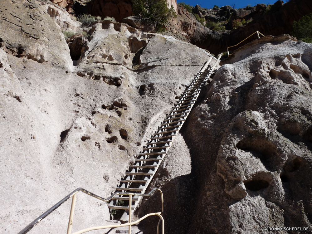 Bandelier National Monument Kette Sax Ligamentum alt Stein Anlage Mauer Fels Grunge Textur Gerät Gebäude Stadt Wasser Verbindung Reisen Rau Architektur Oboe Antike Landschaft schwarz Retro Material Beton Struktur Muster Baum Fluss Oberfläche Urban Schritt Blasinstrument Jahrgang Backstein Bau Hintergrund Unterstützung im Alter von im freien Schnee Tourismus aussenansicht natürliche Insel malen Kunst Geschichte Himmel texturierte chain sax ligament old stone attachment wall rock grunge texture device building city water connection travel rough architecture oboe ancient landscape black retro material concrete structure pattern tree river surface urban step wind instrument vintage brick construction backdrop support aged outdoors snow tourism exterior natural island paint art history sky textured