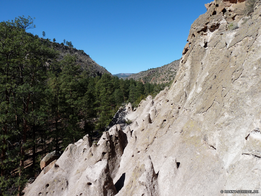 Bandelier National Monument Berg Klippe Linie Fels Landschaft Himmel Aufstieg Stein Steigung geologische formation Park Berge Cliff-Wohnung Reisen Schlucht felsigen Wohnung nationalen Hügel Sommer Baum Felsen Bereich Tourismus Spitze natürliche landschaftlich Geologie im freien Wildnis im freien Gehäuse hoch Wald Wandern Tal Bäume Wüste Urlaub sonnig Struktur Fluss Umgebung Tag Szenerie Sand Wasser Sonne Wolke Gras Alpen Nach oben Wolken Sonnenlicht Sandstein Panorama Panorama Mauer Tourist alt Schnee Klippen Alpine Mount Antike Landschaften Urlaub Küste Meer Wanderung niemand Busch Bereich Abenteuer Küste Süden Rau Farbe Wahrzeichen Geschichte mountain cliff line rock landscape sky ascent stone slope geological formation park mountains cliff dwelling travel canyon rocky dwelling national hill summer tree rocks range tourism peak natural scenic geology outdoors wilderness outdoor housing high forest hiking valley trees desert vacation sunny structure river environment day scenery sand water sun cloud grass alps top clouds sunlight sandstone panoramic panorama wall tourist old snow cliffs alpine mount ancient scenics holiday coast sea hike nobody bush area adventure coastline south rough color landmark history