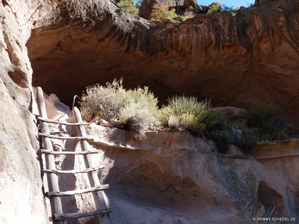 Bandelier National Monument Cliff-Wohnung Wohnung Gehäuse Schlucht Fels Struktur Landschaft nationalen Park Reisen Wüste Berg Felsen Stein Klippe landschaftlich Tal Geologie Tourismus Fluss im freien Sand Berge Sandstein Szenerie Baum Urlaub Aushöhlung Himmel Orange Bildung Wasser Wildnis Südwesten im freien Wahrzeichen natürliche geologische Wandern Abenteuer Schlucht Szene Erde Tourist Wolken Grand felsigen Felge Extreme bunte Denkmal Formationen Creek Aussicht Farbe Süden außerhalb Umgebung Wasserfall Westen Sommer entfernten Wald Antike einzigartige Mauer trocken See alt Mesa Kiefer Frühling Landschaften Stream Hügel friedliche Horizont Land Klippen Wunder Ziel historischen gelb Bäume cliff dwelling dwelling housing canyon rock structure landscape national park travel desert mountain rocks stone cliff scenic valley geology tourism river outdoor sand mountains sandstone scenery tree vacation erosion sky orange formation water wilderness southwest outdoors landmark natural geological hiking adventure ravine scene earth tourist clouds grand rocky rim extreme colorful monument formations creek vista color south outside environment waterfall west summer remote forest ancient unique wall dry lake old mesa pine spring scenics stream hill peaceful horizon country cliffs wonder destination historic yellow trees