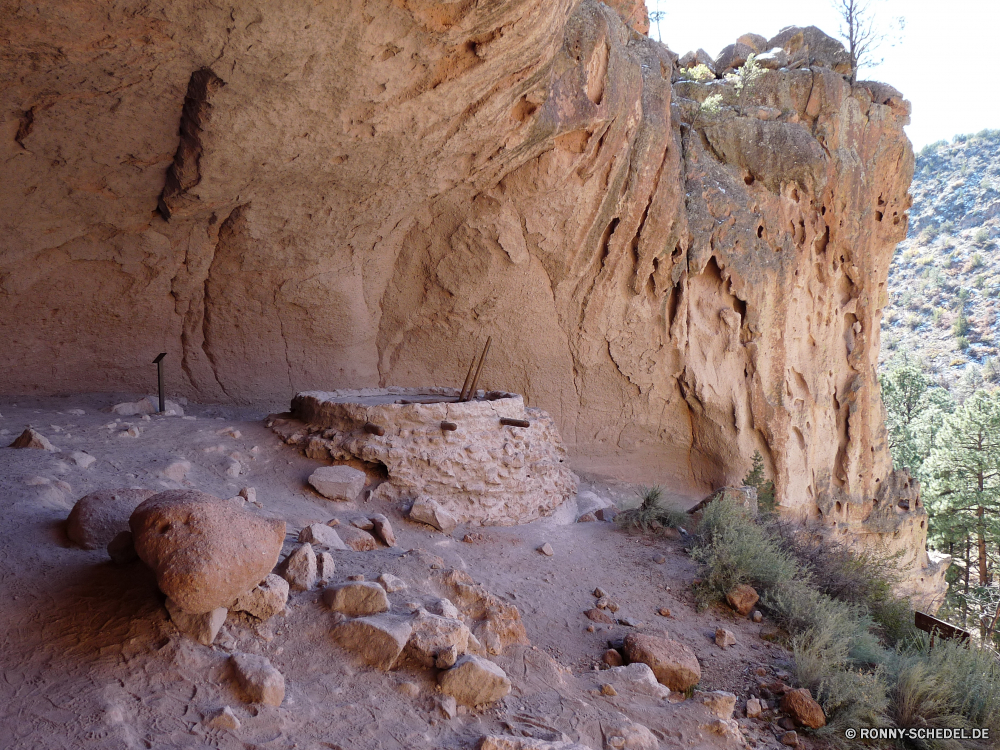 Bandelier National Monument Klippe geologische formation Fels Schlucht Landschaft Berg Wüste Geologie Höhle Stein Park nationalen Cliff-Wohnung Himmel Reisen Tal Wohnung Sandstein Sand natürliche Felsen Berge Tourismus Aushöhlung Bildung Baum landschaftlich im freien Wildnis geologische Gehäuse im freien Formationen Struktur Südwesten Hügel trocken Orange Knoll Schlucht Landschaften Mauer geologische felsigen Umgebung Steine Sommer Land Klippen Tag Arid Farbe Wandern Extreme Wolken niemand Wahrzeichen Gelände Fluss Urlaub Bereich Abenteuer Textur Antike Wolke Hügel Boden Schuld Rau Tourist Szenerie Erde Nationalpark Braun Aussicht Licht Wasser tief alt Bereich Steigung gelb Oberfläche Dürre hoch Wanderung Kaktus Grand Schichten in der Nähe Reise Muster Süden Ziel Aufstieg vertikale cliff geological formation rock canyon landscape mountain desert geology cave stone park national cliff dwelling sky travel valley dwelling sandstone sand natural rocks mountains tourism erosion formation tree scenic outdoors wilderness geological housing outdoor formations structure southwest hill dry orange knoll ravine scenics wall geologic rocky environment stones summer land cliffs day arid color hiking extreme clouds nobody landmark terrain river vacation area adventure texture ancient cloud hills ground fault rough tourist scenery earth national park brown vista light water deep old range slope yellow surface drought high hike cactus grand layers near trip pattern south destination ascent vertical