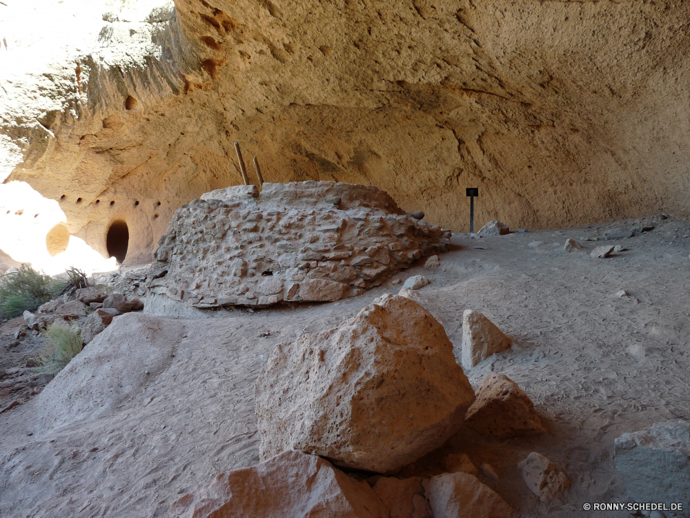 Bandelier National Monument Cliff-Wohnung Wohnung Gehäuse Struktur Mauer Stein Fels alt Rau Oberfläche Textur Muster Braun Antike schmutzig Backstein Material texturierte Antik Architektur Wüste im Alter von Verwittert Landschaft Geologie Zement natürliche Beton Sand Grunge Gebäude Detail Baumaterial trocken Schließen Park Hintergründe Tapete leere Sandstein Geschichte Hintergrund im freien Reisen Schlucht gelb nationalen Holz Jahrgang Verfall Felsen Gestaltung Klippe horizontale Tourismus Retro Alterung Steine Bau Himmel Wärme Arid Schichten Fleck leere Orange Farbe Höhle solide Baum geknackt befleckt veraltet Stuck historische historischen Erde Tal ungleichmäßige Ton Bildung getupft Boden Alter Leinwand dunkel Stadt Land Hinweis Brief Wirkung grau niemand cliff dwelling dwelling housing structure wall stone rock old rough surface texture pattern brown ancient dirty brick material textured antique architecture desert aged weathered landscape geology cement natural concrete sand grunge building detail building material dry close park backgrounds wallpaper empty sandstone history backdrop outdoors travel canyon yellow national wood vintage decay rocks design cliff horizontal tourism retro aging stones construction sky heat arid layers stain blank orange color cave solid tree cracked stained obsolete stucco historical historic earth valley uneven clay formation spotted ground age canvas dark city land note letter effect gray nobody