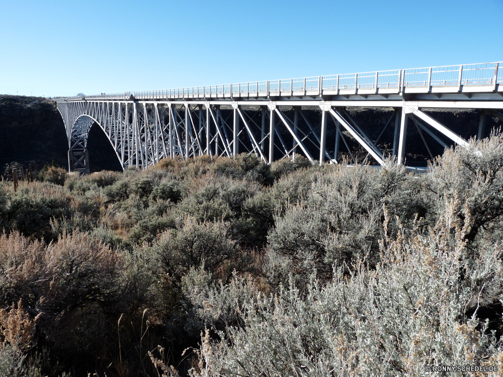 Rio Grande Gorge Bridge Brücke Bogenbrücke aus Stahl Struktur Amaranth Kraut vascular plant Landschaft Himmel Anlegestelle Pflanze Entwicklung des ländlichen Sommer Straße Unterstützung Wolken Reisen Fluss Berg Wasser Fels Wolke Horizont Meer Szenerie Strand Gras Hügel Autobahn Gerät Wüste Dam Ozean Feld Park Tourismus landschaftlich Viadukt Baum Organismus Landschaft Stahl Land Architektur Bauernhof Bäume Land Sonnenuntergang Urlaub Sonne Wald Berge Stein Barrier Transport Schlucht Landwirtschaft Sand Tal Verkehr Bau natürliche Gebäude Klippe Bucht Küste Sonnenaufgang Stadt im freien Küste Frühling Hügel Westen Unkraut Ernte Ernte Holz bewölkt Stadt Insel Verkehr Neu Wiese Heu Track bridge steel arch bridge structure amaranth herb vascular plant landscape sky pier plant rural summer road support clouds travel river mountain water rock cloud horizon sea scenery beach grass hill highway device desert dam ocean field park tourism scenic viaduct tree organism countryside steel land architecture farm trees country sunset vacation sun forest mountains stone barrier transportation canyon agriculture sand valley traffic construction natural building cliff bay coastline sunrise city outdoors coast spring hills west weed harvest crop wood cloudy town island transport new meadow hay track