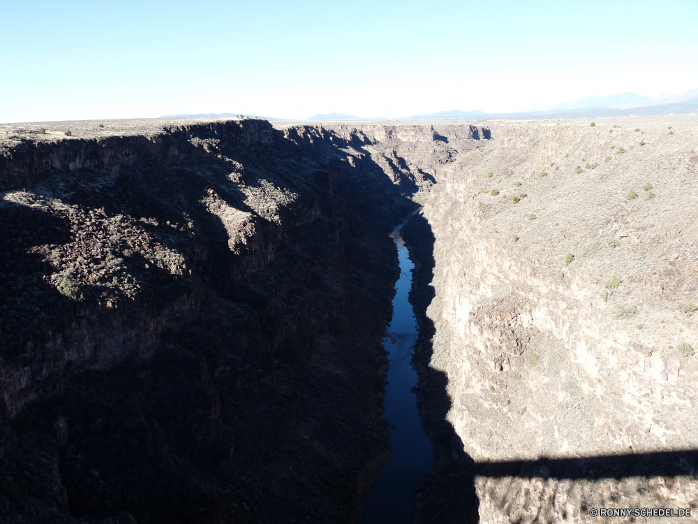 Rio Grande Gorge Bridge Klippe geologische formation Schlucht Berg Landschaft Fels Berge landschaftlich Himmel Tal Reisen Park Tourismus Stein Schlucht nationalen Wolken Felsen Wasser Szenerie Wüste Fluss Meer Urlaub Küste Wildnis im freien Ozean Szene Geologie natürliche depression Wandern Hügel Bereich Aushöhlung Wolke im freien Sand natürliche Baum Vorgebirge Küste Land Grand Spitze Horizont Bereich Ufer Ziel Sommer Strand See Felge Schnee Panorama Süden natürliche Höhe Bildung felsigen Landschaften Farbe Urlaub Orange Sandstein Panorama Steigung Aufstieg geologische Südwesten Bäume Bucht Insel ruhige Wahrzeichen Sonne Alpen Entwicklung des ländlichen Gelände Wald Westen Winter Hochland trocken Umgebung Tourist Sonnenlicht Gras Mesa Tag Alpine Welle Aussicht Küstenlinie zeigen Abenteuer cliff geological formation canyon mountain landscape rock mountains scenic sky valley travel park tourism stone ravine national clouds rocks water scenery desert river sea vacation coast wilderness outdoors ocean scene geology natural depression hiking hill range erosion cloud outdoor sand natural tree promontory coastline land grand peak horizon area shore destination summer beach lake rim snow panoramic south natural elevation formation rocky scenics color holiday orange sandstone panorama slope ascent geological southwest trees bay island tranquil landmark sun alps rural terrain forest west winter highland dry environment tourist sunlight grass mesa day alpine wave vista shoreline point adventure