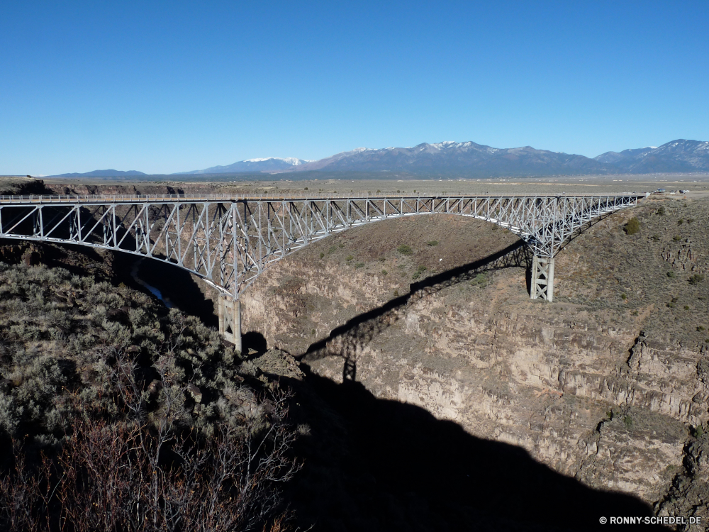 Rio Grande Gorge Bridge Bogenbrücke aus Stahl Brücke Struktur Viadukt Landschaft Himmel Berg Fels Reisen Hügel Wolken Meer Wasser Straße Küste landschaftlich Wolke Stein Berge Sommer Fluss Gras Ozean Szenerie Horizont Wüste Park Tal Entwicklung des ländlichen Tourismus Baum im freien Landschaft Strand Felsen Urlaub See Insel Schlucht Sonnenuntergang Klippe Sand Ufer Hügel Bäume im freien nationalen Autobahn Land Küste Land Feld Sonne Wandern Wald natürliche Sonnenaufgang Wetter Wahrzeichen steel arch bridge bridge structure viaduct landscape sky mountain rock travel hill clouds sea water road coast scenic cloud stone mountains summer river grass ocean scenery horizon desert park valley rural tourism tree outdoor countryside beach rocks vacation lake island canyon sunset cliff sand shore hills trees outdoors national highway country coastline land field sun hiking forest natural sunrise weather landmark