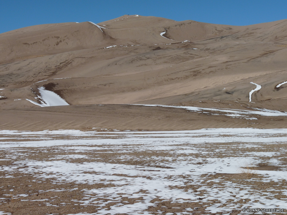 Great Sand Dunes National Park Sand Düne Landschaft Himmel Boden Berg Berge Wüste Sandbank Erde Reisen Ozean Strand Tal landschaftlich Wasser Fels Hochland Meer Wolken Bar Land Tourismus Hügel im freien Grat Küste Szenerie Sommer Urlaub Barrier Sonne Stein Umgebung Wolke im freien Schnee trocken am Meer Ufer Hügel Sonnenuntergang natürliche Höhe Insel natürliche nationalen Wildnis Spitze geologische formation Park Felsen Küste Dünen Fluss Küstenlinie sonnig Extreme Szene heiß Bäume hoch Abenteuer Steine Gletscher niemand Urlaub Orange Horizont Dürre Arid Küste sandigen Becken Tag gelb kalt außerhalb See Tourist ruhige am Morgen bunte Wanderung schneebedeckt Welle Eis Baum Boden Sonnenaufgang Sonnenlicht sand dune landscape sky soil mountain mountains desert sandbar earth travel ocean beach valley scenic water rock highland sea clouds bar land tourism hill outdoors ridge coast scenery summer vacation barrier sun stone environment cloud outdoor snow dry seaside shore hills sunset natural elevation island natural national wilderness peak geological formation park rocks coastline dunes river shoreline sunny extreme scene hot trees high adventure stones glacier nobody holiday orange horizon drought arid coastal sandy basin day yellow cold outside lake tourist tranquil morning colorful hike snowy wave ice tree ground sunrise sunlight