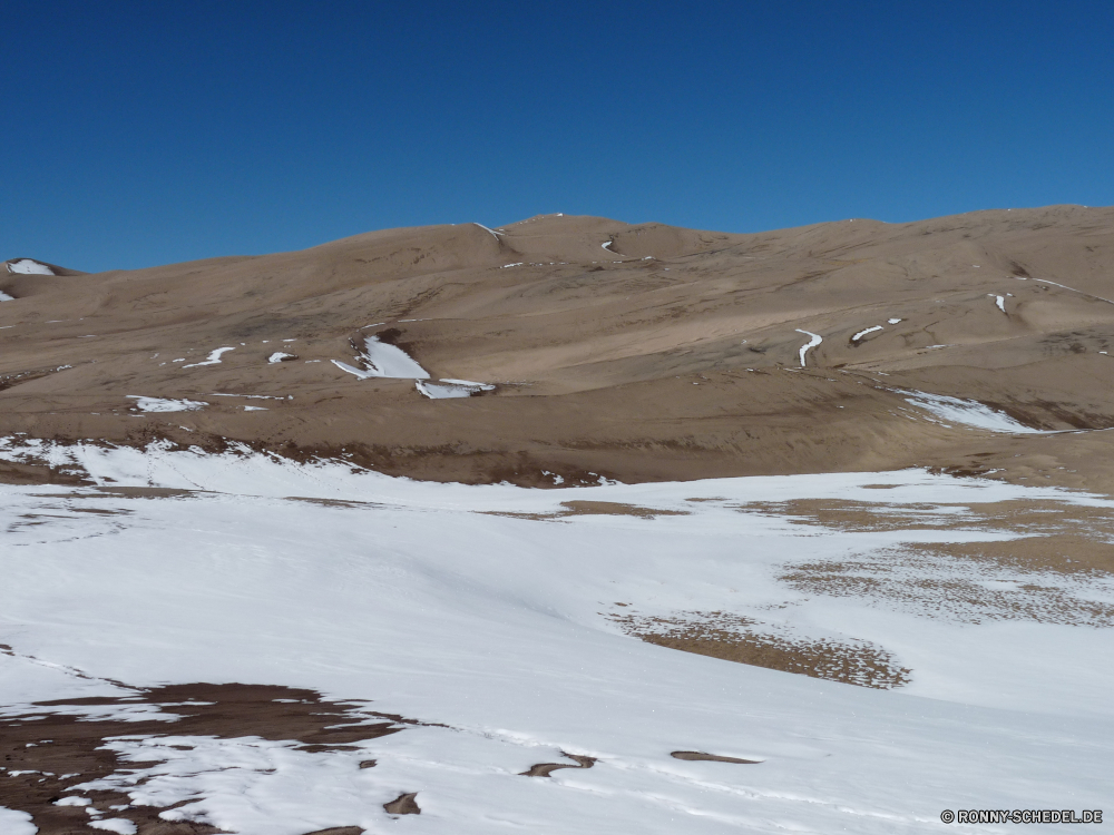 Great Sand Dunes National Park Düne Berg Landschaft Schnee Berge Himmel Sand Hochland Reisen Winter Steigung Spitze Eis Wolken Land im freien Fels Wüste kalt landschaftlich Aufstieg Tourismus Gletscher Hügel Urlaub hoch Tal Szenerie Extreme im freien schneebedeckt Sommer Bäume Boden Szene Ski Alpine Wandern Umgebung Urlaub Nach oben Becken geologische formation Stein Alpen Sonnenuntergang Bereich Park Erde natürliche Felsen Sonne Wildnis Baum Wasser Reise sonnig Resort außerhalb natürliche depression Meer Saison Landschaft nationalen Gipfeltreffen Einfrieren Strand Wild Wald gefroren trocken Reiner Dünen Mount Hügel felsigen Frost Panorama heiß Ozean Sport Frühling Skifahren eisig Klettern Wanderung Klippe Abenteuer Tundra Sonnenschein Freizeit Tourist ruhige bunte Tag Entwicklung des ländlichen dune mountain landscape snow mountains sky sand highland travel winter slope peak ice clouds land outdoors rock desert cold scenic ascent tourism glacier hill vacation high valley scenery extreme outdoor snowy summer trees soil scene ski alpine hiking environment holiday top basin geological formation stone alps sunset range park earth natural rocks sun wilderness tree water journey sunny resort outside natural depression sea season countryside national summit freeze beach wild forest frozen dry plain dunes mount hills rocky frost panorama hot ocean sport spring skiing icy climb hike cliff adventure tundra sunshine leisure tourist tranquil colorful day rural