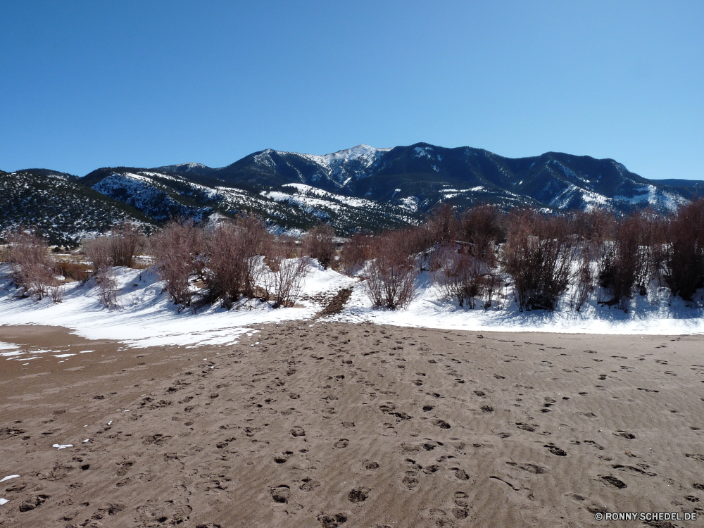 Great Sand Dunes National Park Berg Schnee Landschaft Steigung Winter Spitze Berge Eis Bereich Himmel Gletscher Reisen kalt geologische formation Ski Skipiste Alp schneebedeckt hoch Alpine Hochland landschaftlich Alpen Baum Wald Fels Bäume Tourismus Wolken Wandern Urlaub Hügel Saison Sonne Nach oben Sport sonnig Wolke Skifahren im freien Park im freien Szenerie Bergsteigen abgedeckt Wildnis Extreme gefroren natürliche Höhe Klettern Einfrieren Frost felsigen Düne Resort Stein Urlaub Panorama Aufstieg Spitzen Höhe natürliche Tourist Umgebung Wetter nationalen Holz Gipfeltreffen Mount Sand Felsen Tag Klippe Land Klettern Tal majestätisch Wild Abenteuer Boden Reise Frühling Trek Wandern eisig Wanderung Becken Kiefer Wanderweg Panorama Erde Freizeit Grat friedliche Kristall am Morgen natürliche depression saisonale mountain snow landscape slope winter peak mountains ice range sky glacier travel cold geological formation ski ski slope alp snowy high alpine highland scenic alps tree forest rock trees tourism clouds hiking vacation hill season sun top sport sunny cloud skiing outdoor park outdoors scenery mountaineering covered wilderness extreme frozen natural elevation climbing freeze frost rocky dune resort stone holiday panorama ascent peaks altitude natural tourist environment weather national wood summit mount sand rocks day cliff land climb valley majestic wild adventure soil journey spring trek trekking icy hike basin pine trail panoramic earth leisure ridge peaceful crystal morning natural depression seasonal