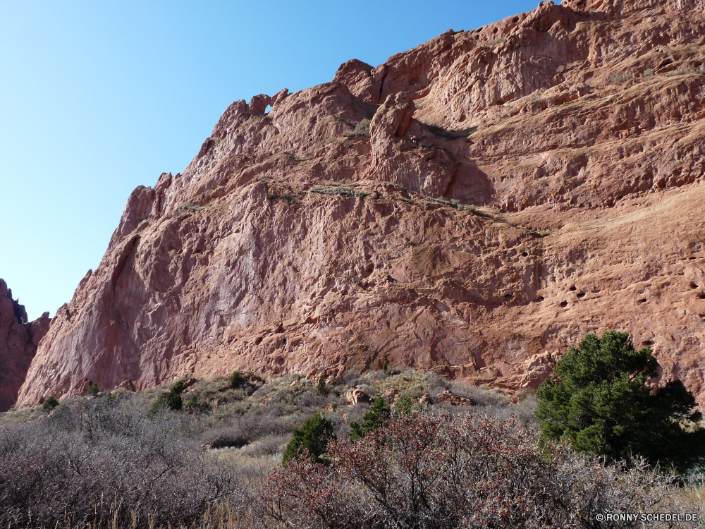 Garden of Gods Klippe geologische formation Landschaft Fels Berg Himmel Reisen Schlucht Berge Cliff-Wohnung Wüste Park nationalen Knoll Wildnis Stein Wohnung Steigung Aufstieg Geologie Felsen Sandstein Tourismus Bildung Tal landschaftlich im freien Hügel Gehäuse natürliche Urlaub im freien Sand Stroh Bereich felsigen Baum Sommer Wasser Aushöhlung Fluss trocken Spitze Szenerie Wandern Wald Dach Struktur Wolken Umgebung Ziel Land Insel geologische Küste Landschaften Tag Meer Farbe Panorama Panorama Sonne Schutzüberzug Rau Wahrzeichen Klippen Wild Abenteuer Steine Küste Bäume Formationen Ehrfurcht Südwesten Wanderung Hügel Gras Tourist Süden Schuld Linie ruhige Prima Urlaub steilen Arid hoch Szene niemand Mauer Ozean Wärme Braun Horizont cliff geological formation landscape rock mountain sky travel canyon mountains cliff dwelling desert park national knoll wilderness stone dwelling slope ascent geology rocks sandstone tourism formation valley scenic outdoors hill housing natural vacation outdoor sand thatch range rocky tree summer water erosion river dry peak scenery hiking forest roof structure clouds environment destination land island geological coast scenics day sea color panoramic panorama sun protective covering rough landmark cliffs wild adventure stones coastline trees formations awe southwest hike hills grass tourist south fault line tranquil awesome holiday steep arid high scene nobody wall ocean heat brown horizon